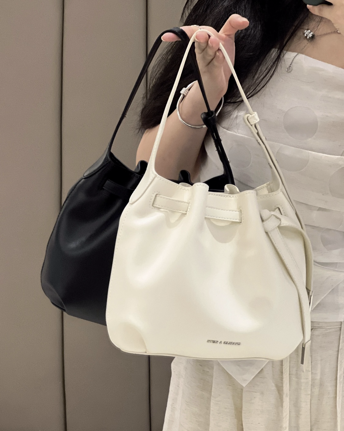 CHARLES & KEITH 小CK 綁帶水桶包 黑色/奶白色 肩背包 斜背包