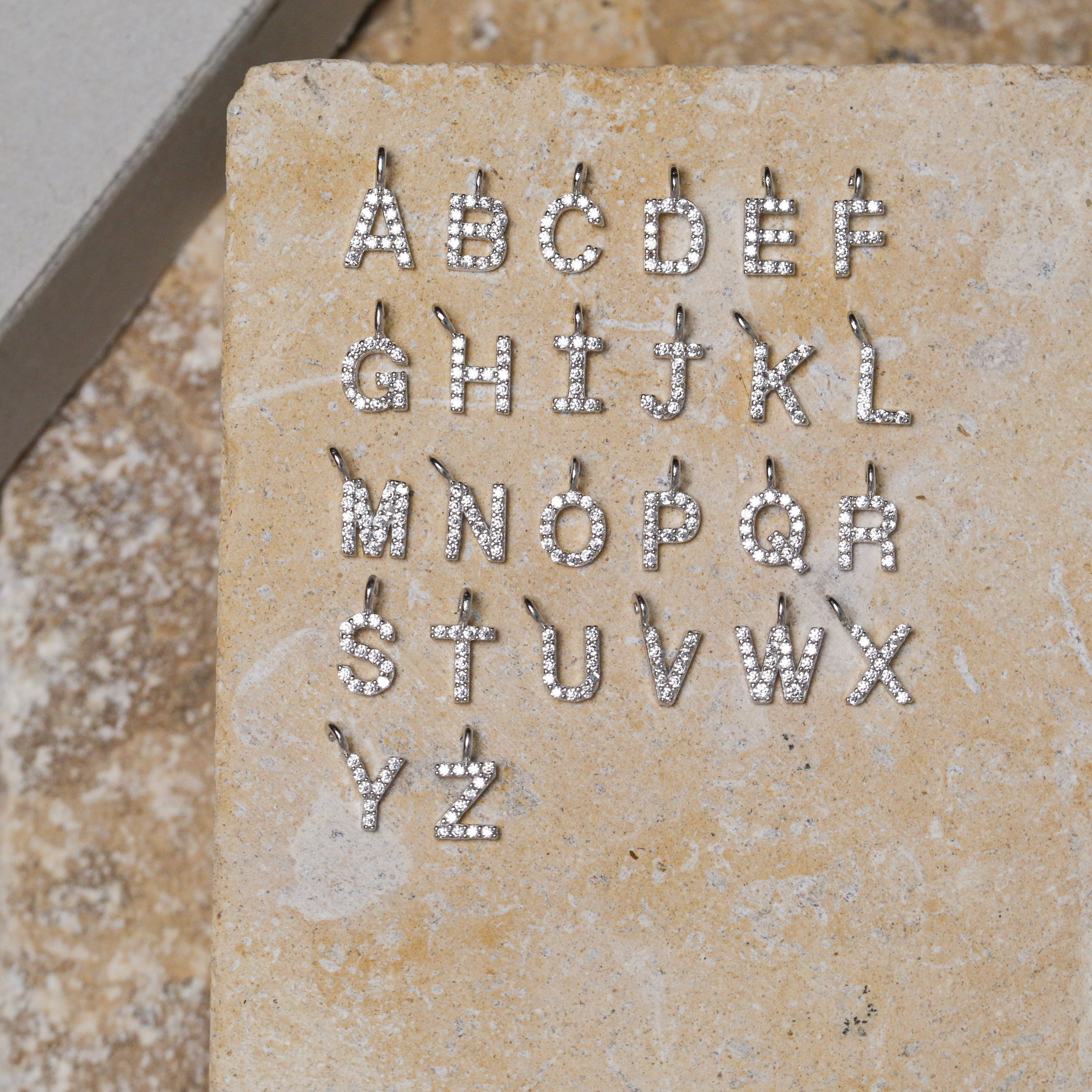 Svp13 (鋯石英文字母吊墜）