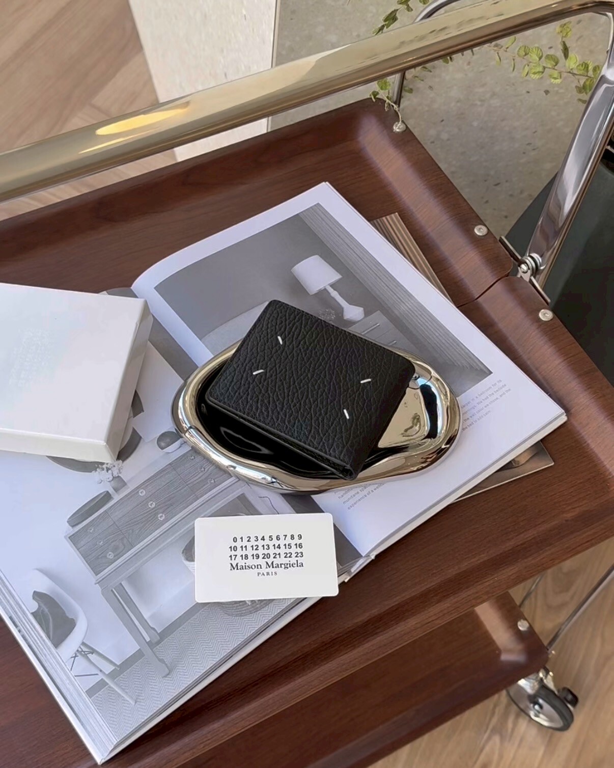 MAISON MARGIELA｜牛皮粒面內八卡雙折短夾 黑色