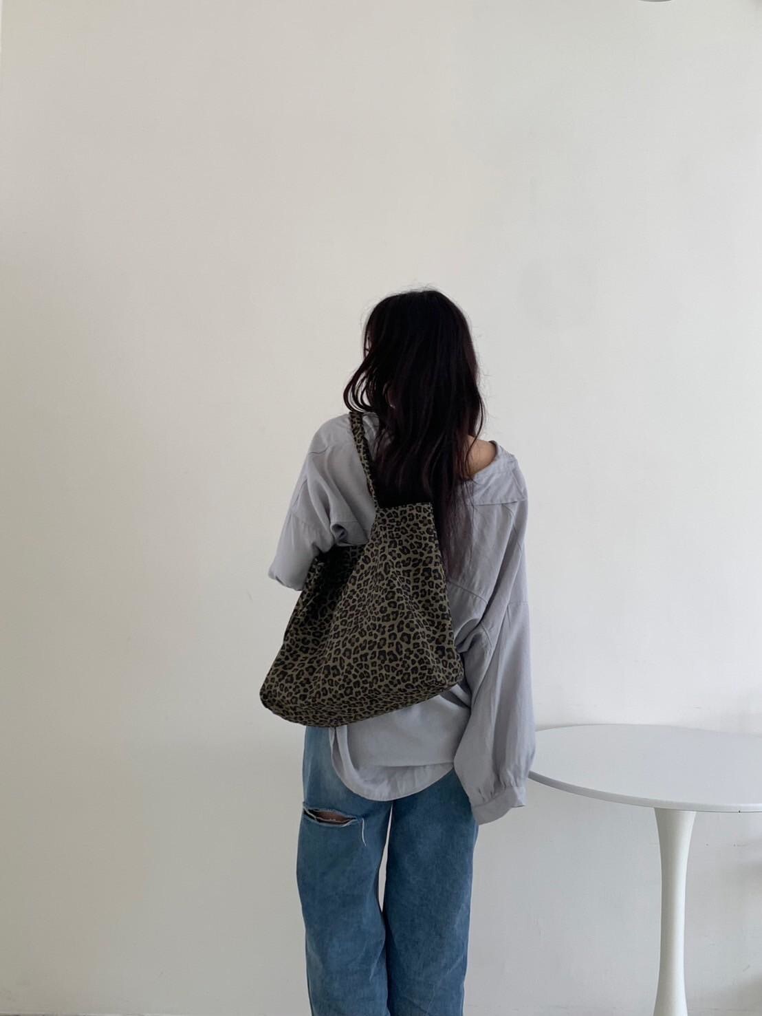 2025秋冬必買的人氣款豹紋托特包