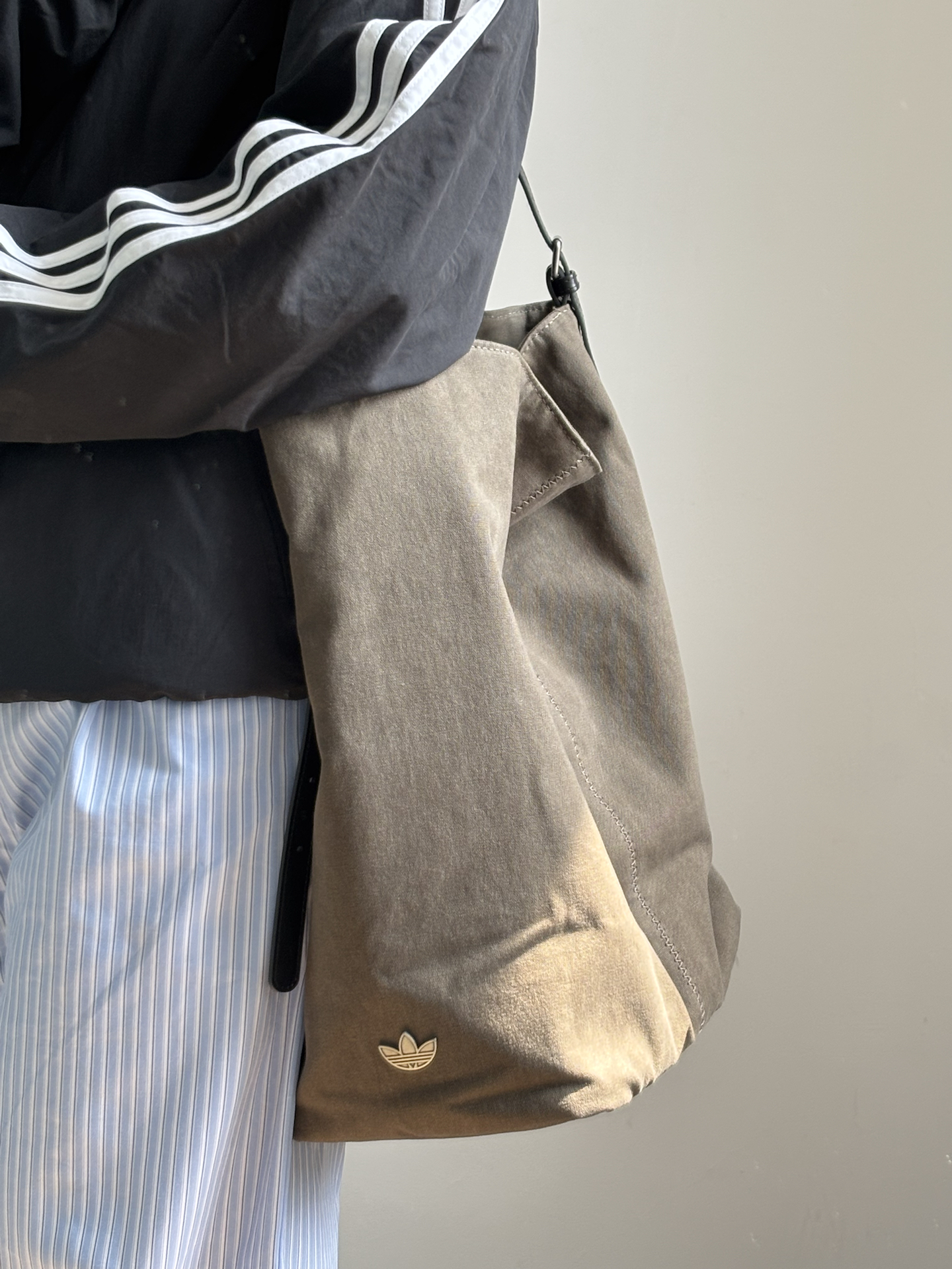 代購-adidas originals 三葉草 單肩包 棕褐色