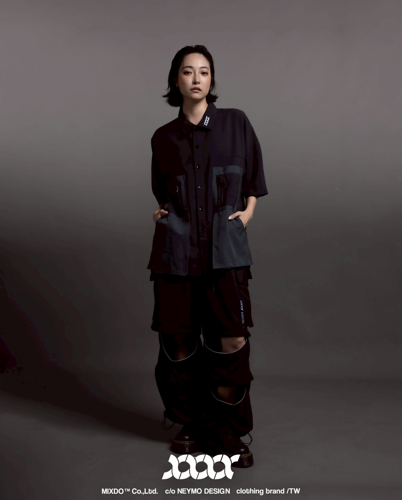 三段切換，無限可能  MIXDO 3-Way Pants，核心理念只有一句話：「切換，就能改變一切。」  長褲模式：黑色俐落線條，讓你在都會通勤中保持專業與型格。  七分模式：露出腳踝的輕盈感，無論是街頭漫步還是午後聚會，氣場立即到位。  短褲模式：旅行或夏日的最佳戰友，舒適自在卻不失格調。  這就是 Zip-Switch 的魔力：一拉之間，完成三種型格的轉換。
