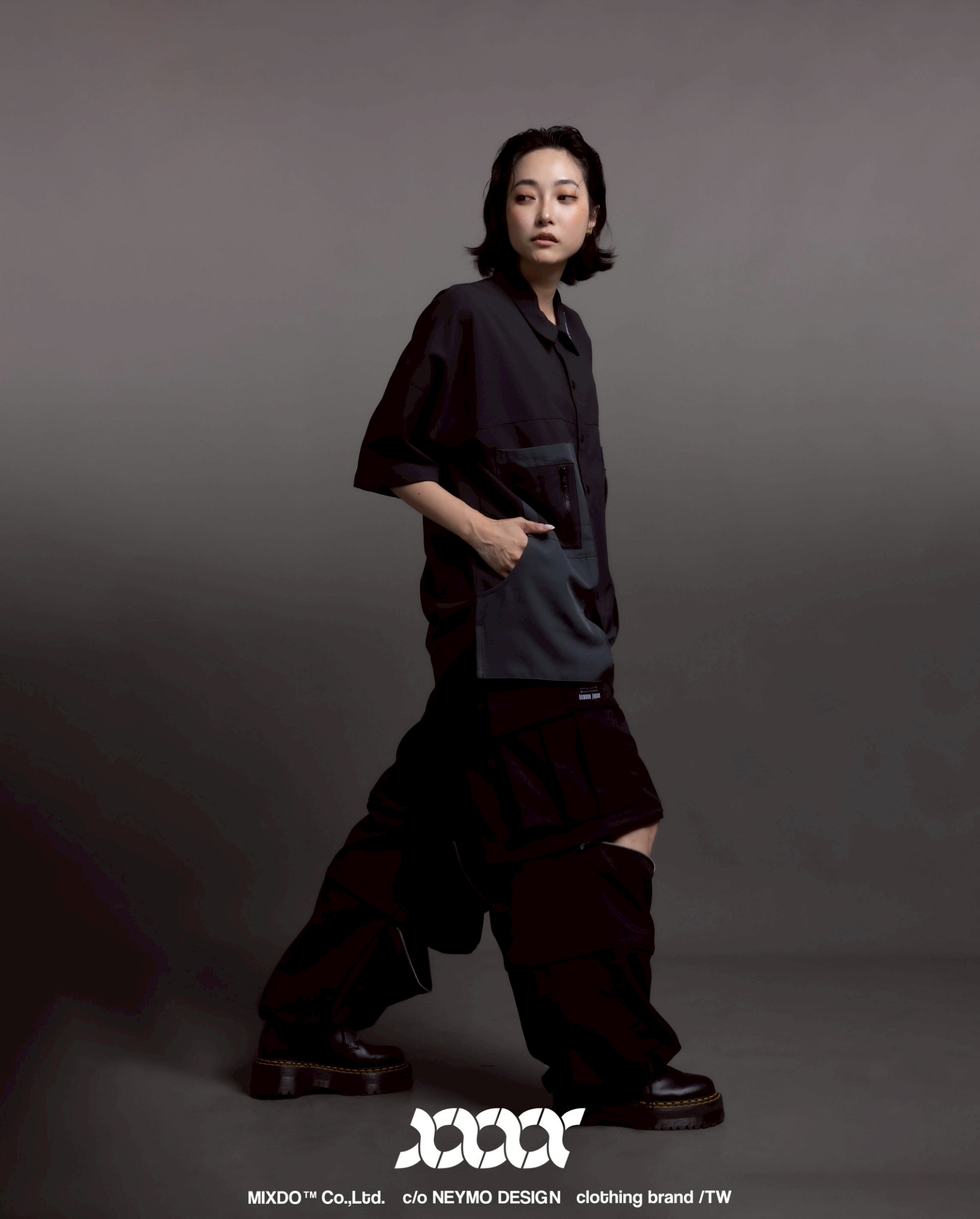 材質與剪裁，專屬於行走的你  3-Way Pants 採用高挺彈性平織布料，耐磨、抗刮、不易沾毛，從日常通勤到戶外場景都能應付自如。  細節設計更是一種態度：  打褶剪裁，修飾比例，立體份量更顯俐落。  雙系統褲頭（鈕釦＋縮腰抽繩），自由切換鬆緊。  褲腳抽繩，一秒完成寬鬆或束口，街頭與極簡兼容。  這不只是褲子，而是一種 城市移動者的裝備。