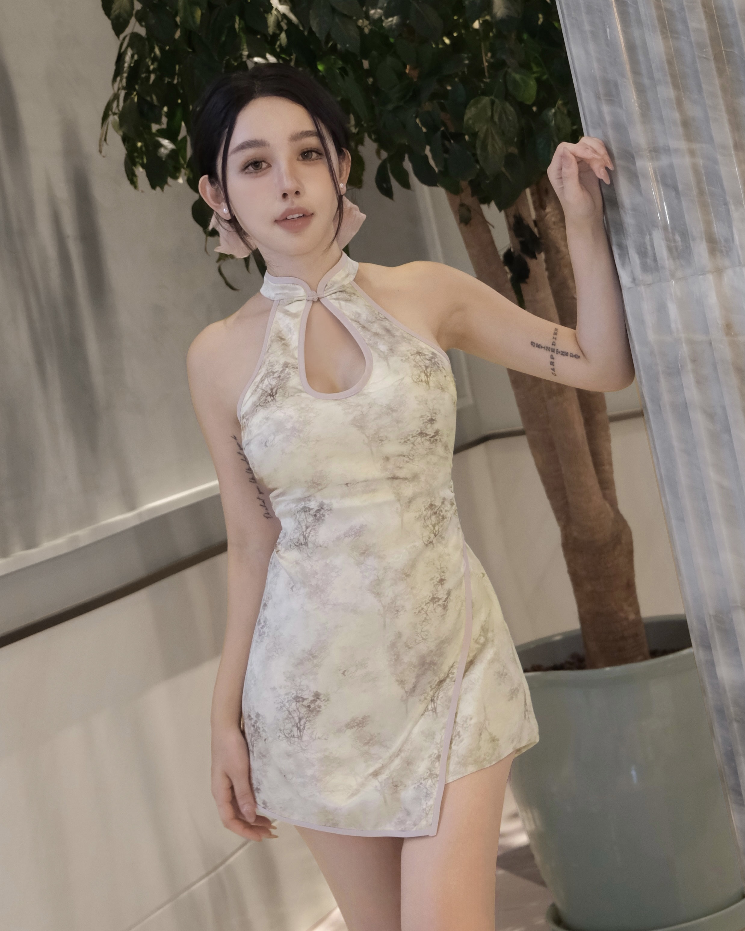 訂製-新中式香檳緞面挖胸短洋