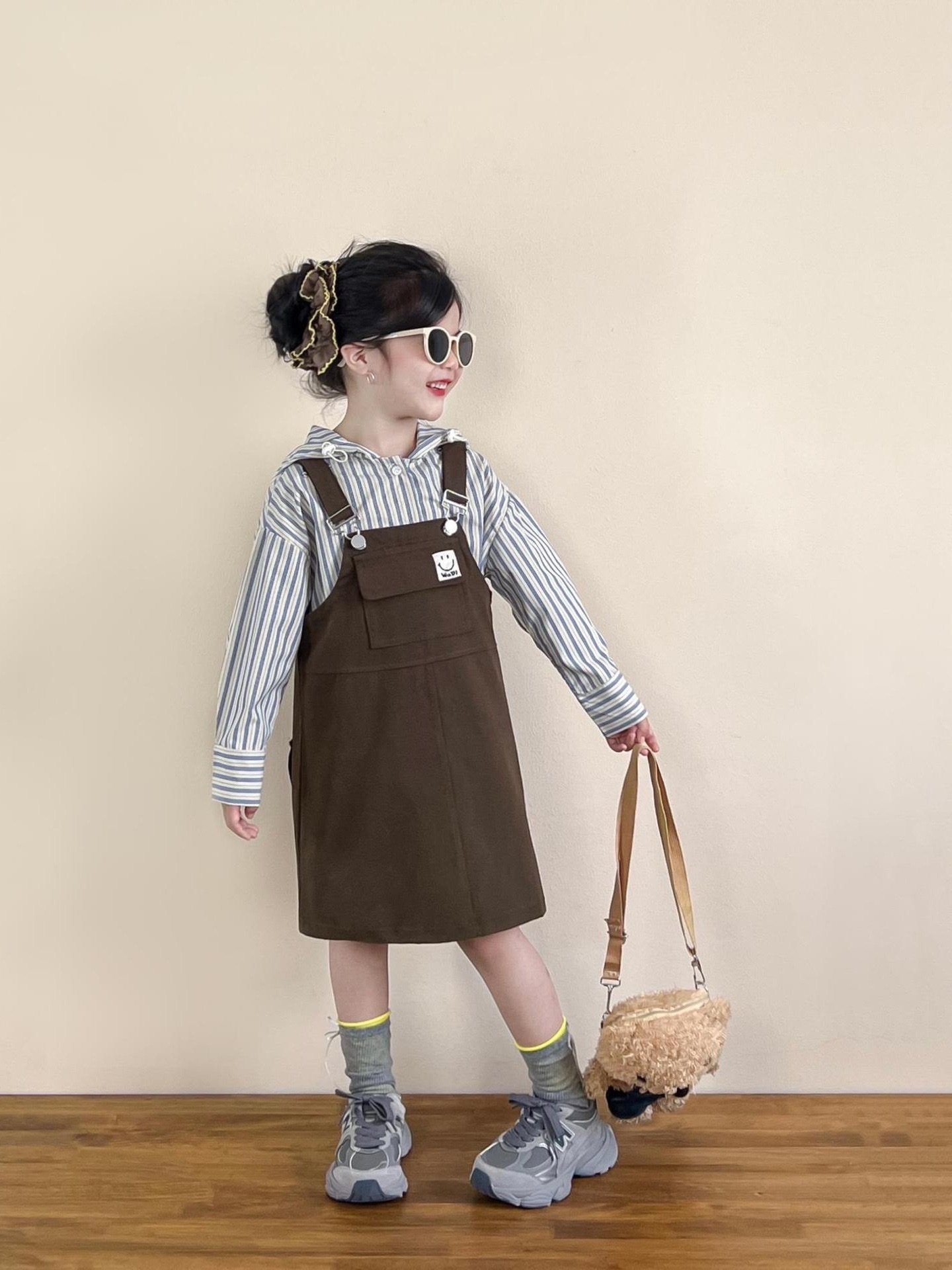 休閒連帽直條襯衫/棕色笑臉吊帶裙