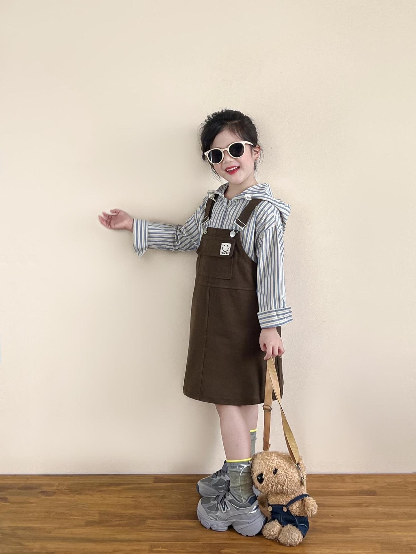 休閒連帽直條襯衫/棕色笑臉吊帶裙