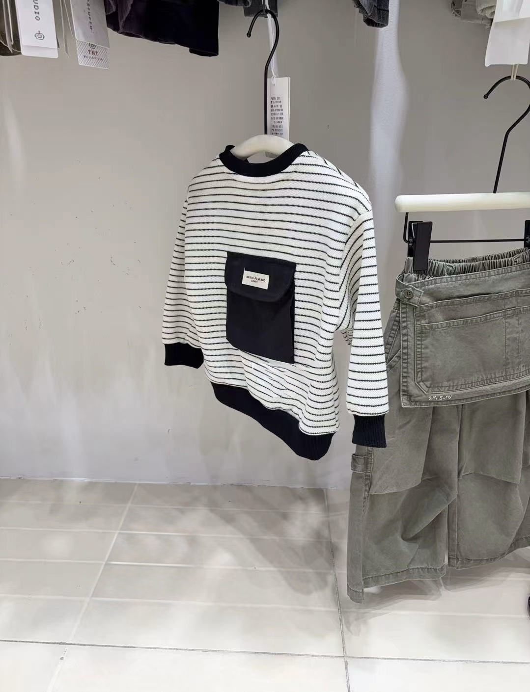 A03145後口袋條紋上衣