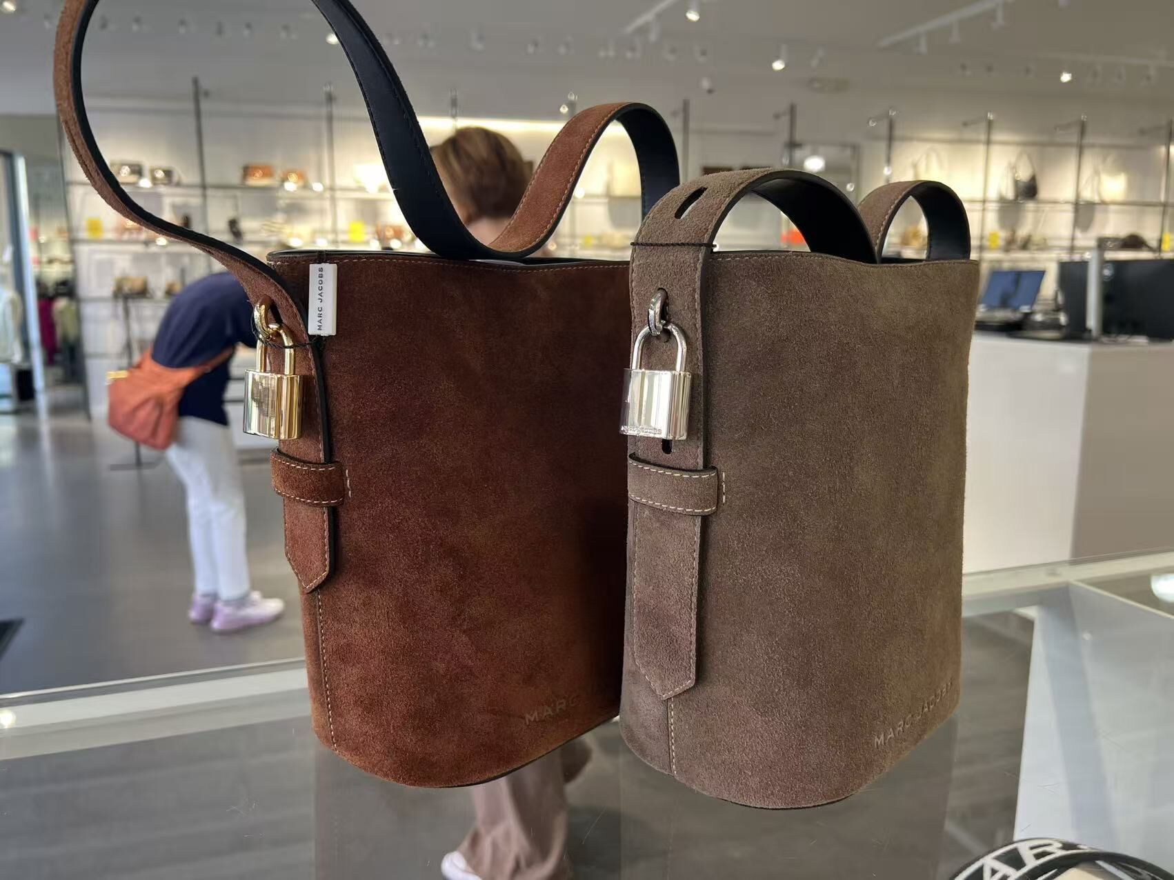 【預購】Marc Jacobs H092408 麂皮水桶包