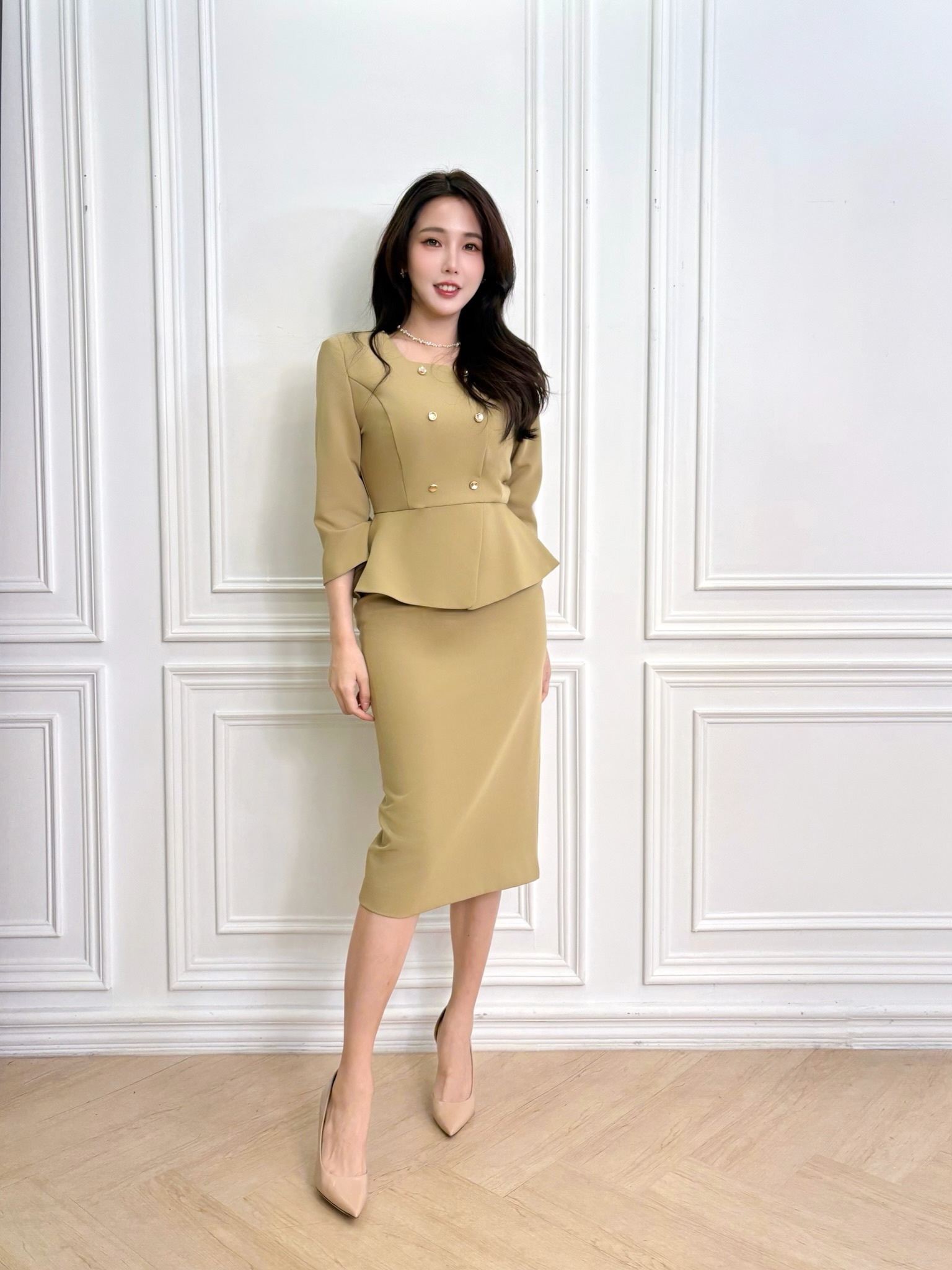 方領金釦腰間裁片合身洋