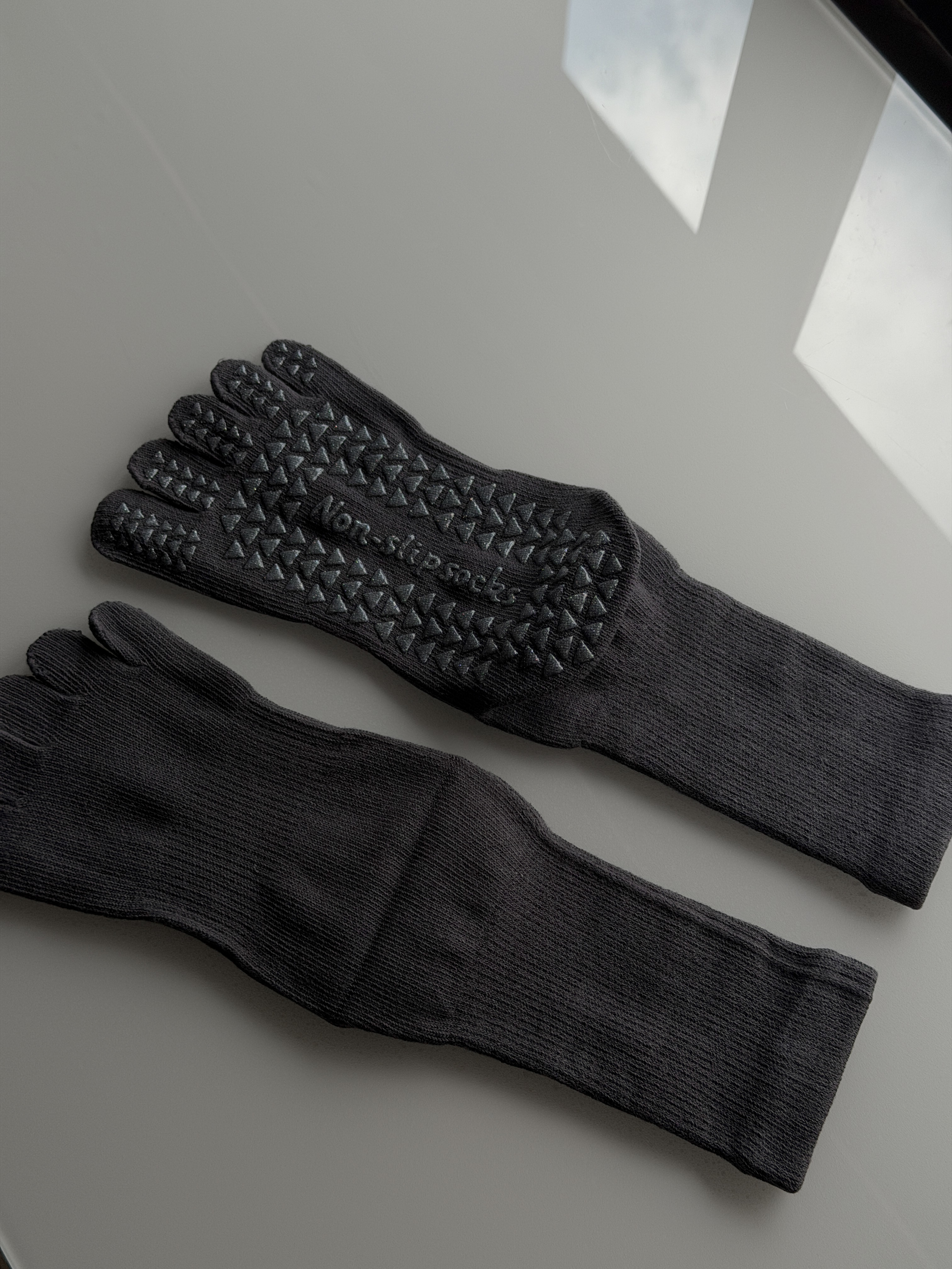Valerie socks 皮拉提斯五指中筒止滑襪 / 灰咖