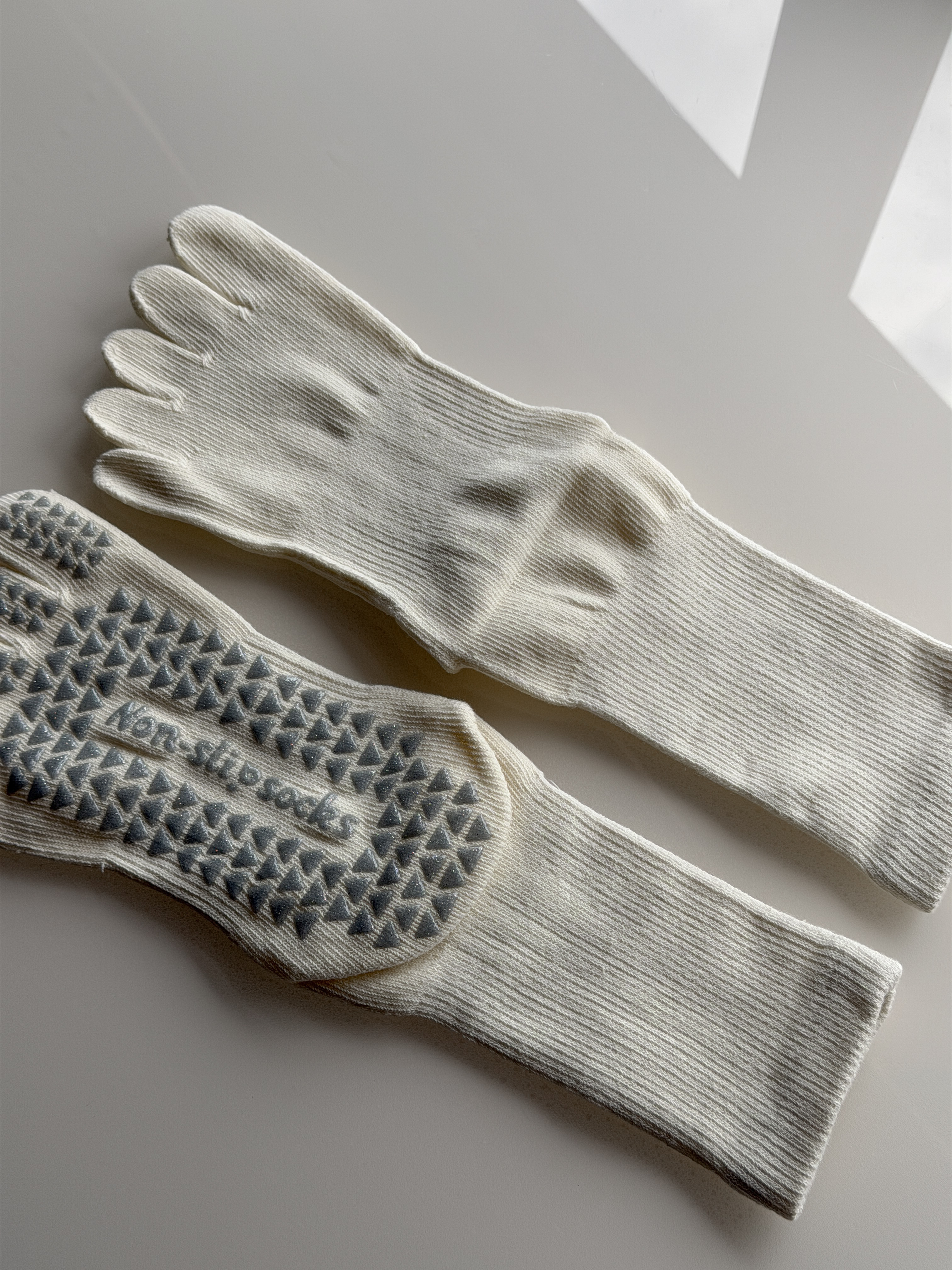 Valerie socks 皮拉提斯五指中筒止滑襪 / 奶白