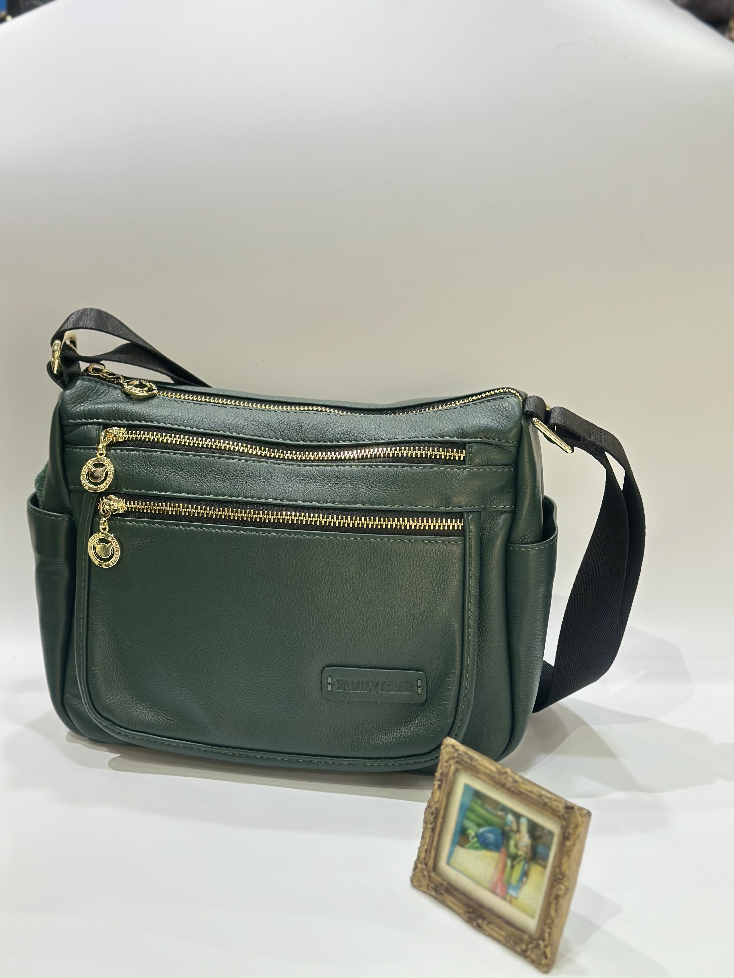 綠色GOODS真皮斜背女包