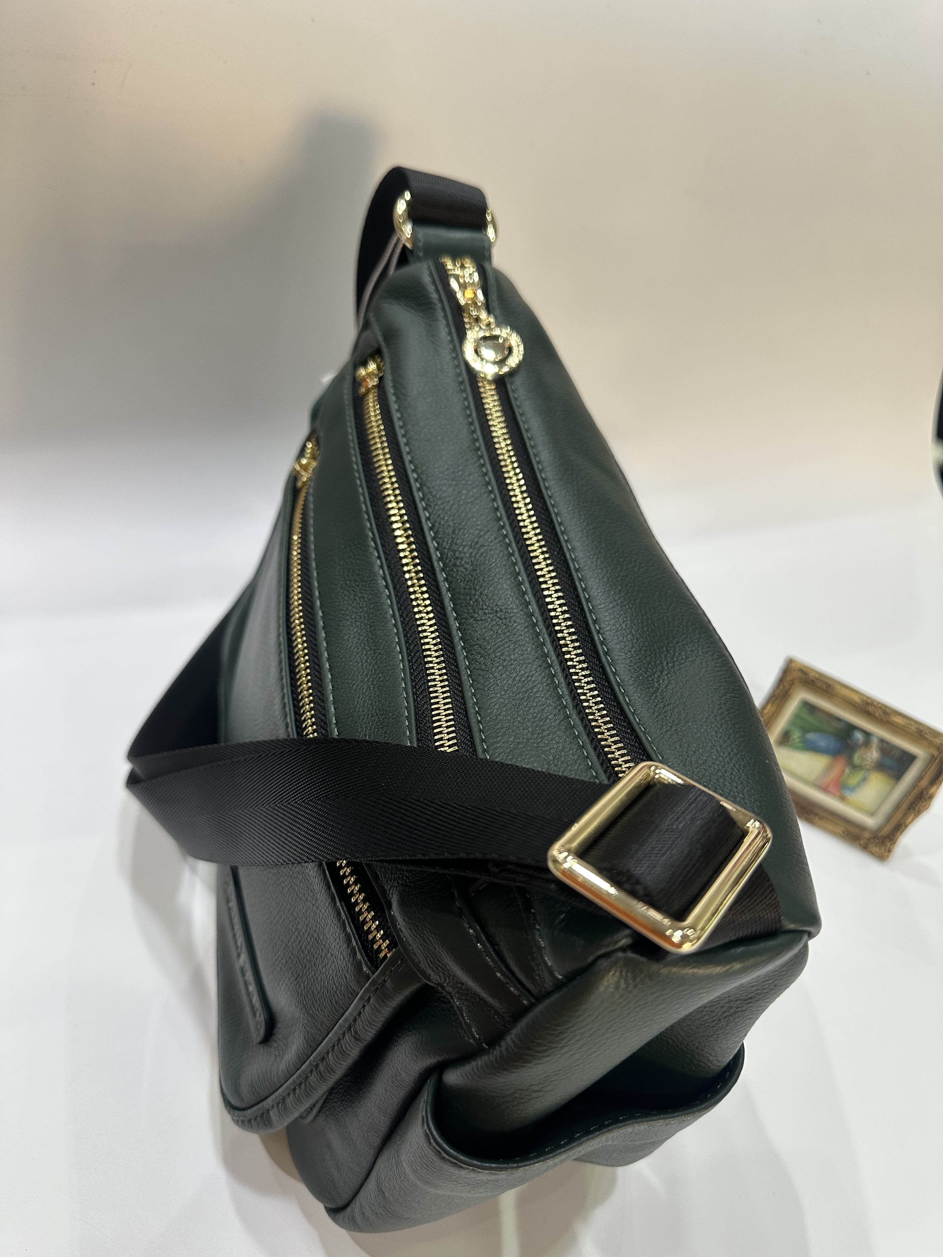 綠色GOODS真皮斜背女包