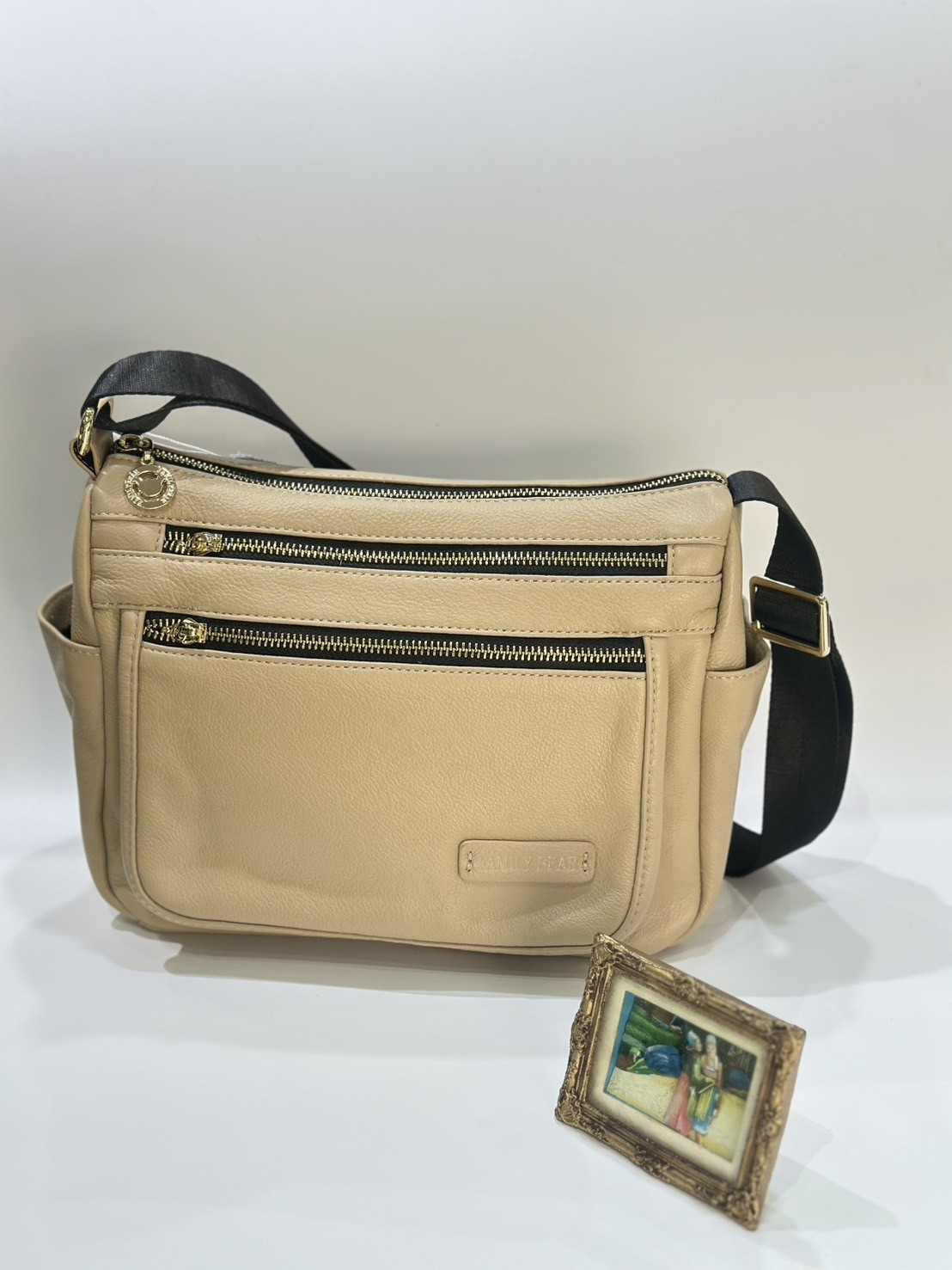 奶茶色GOODS真皮斜背女包