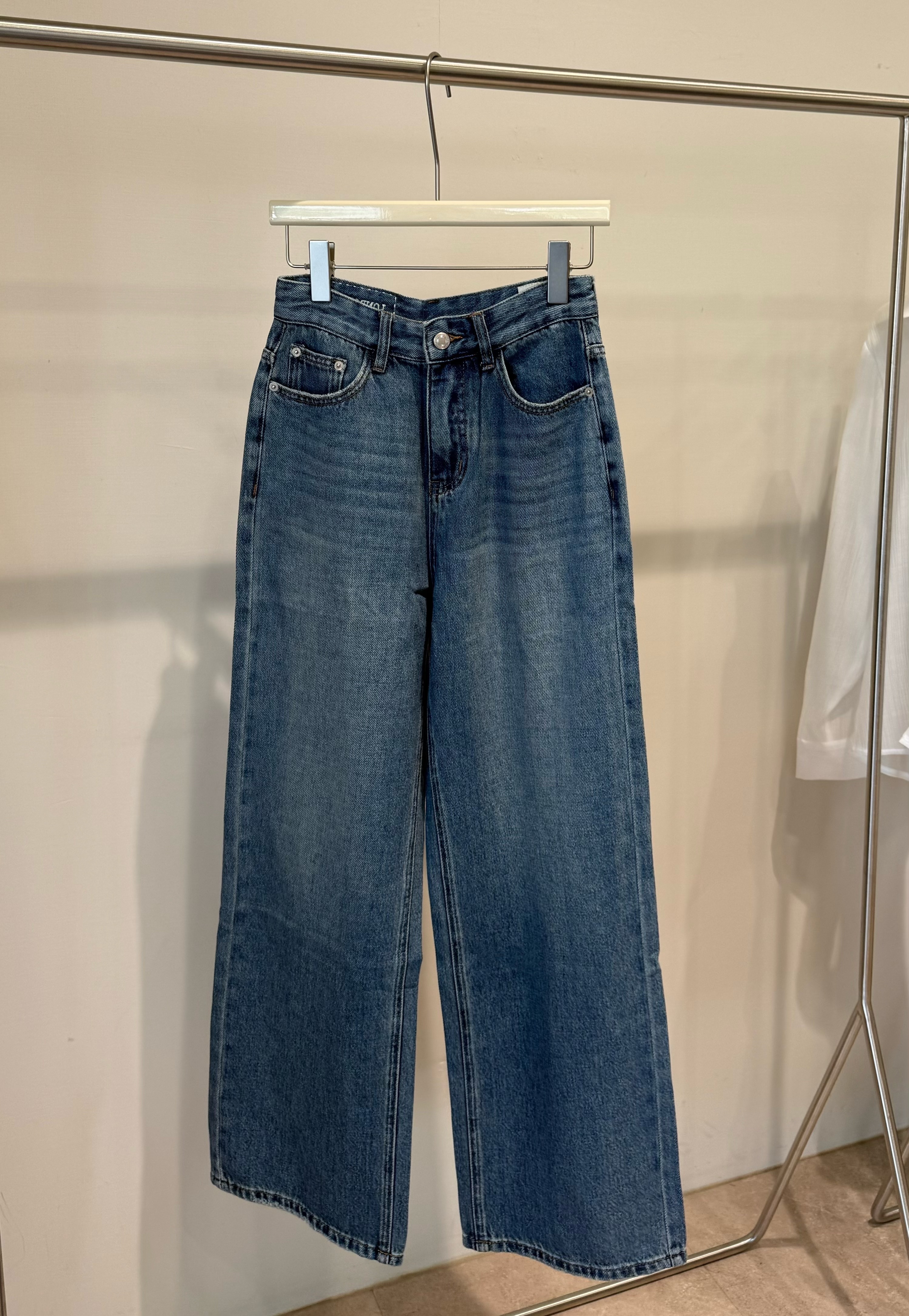 6515 人氣款直筒軟料牛仔褲