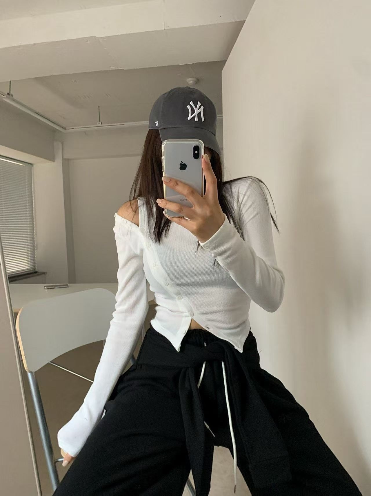 正韓斜釦露肩上衣