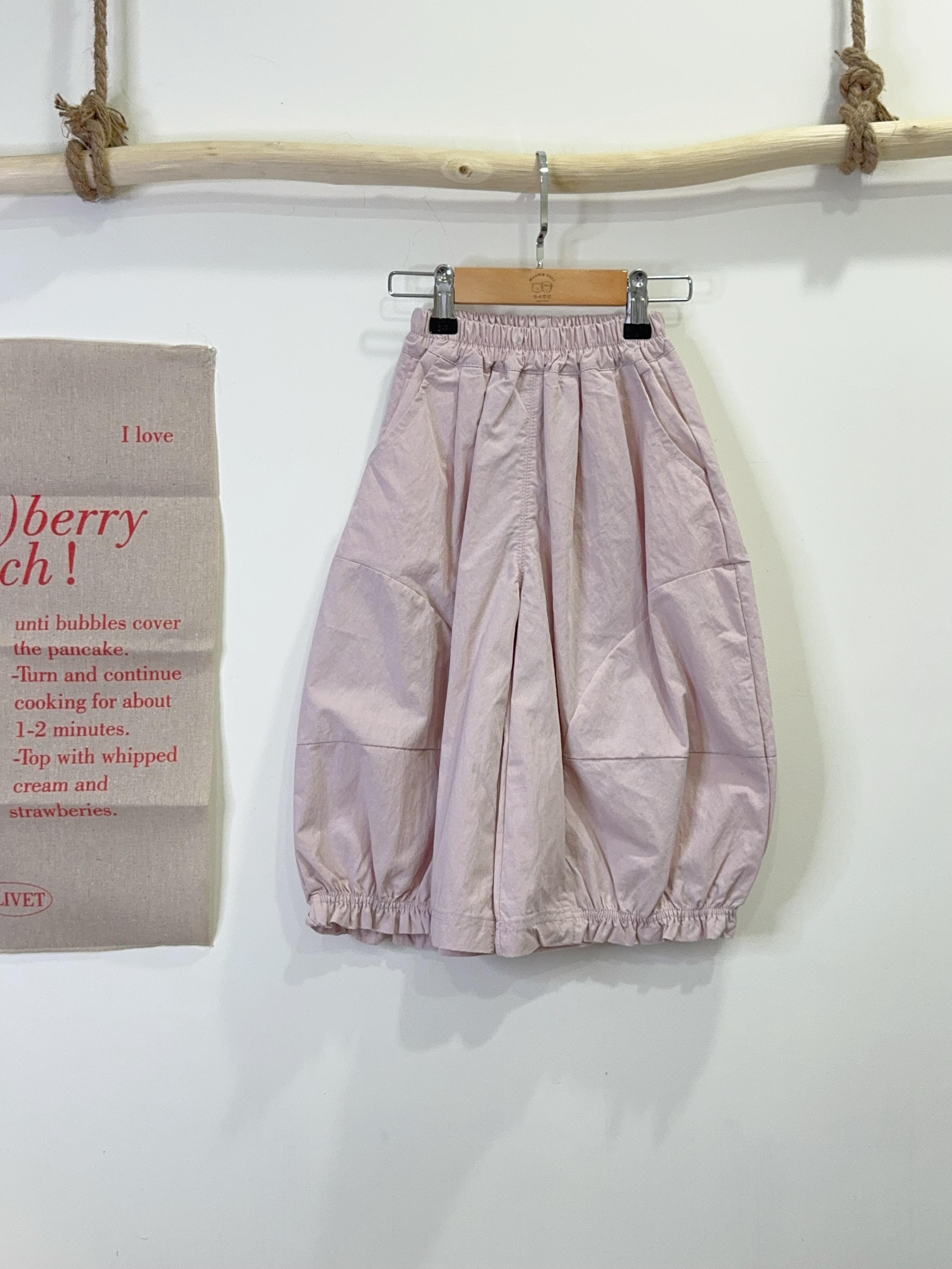 Q025粉嫩縮口氣球褲c01