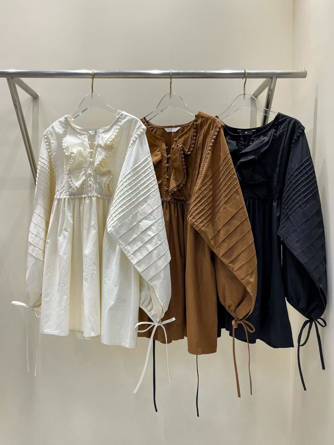 EM5002 荷葉波波邊疊層壓摺上衣