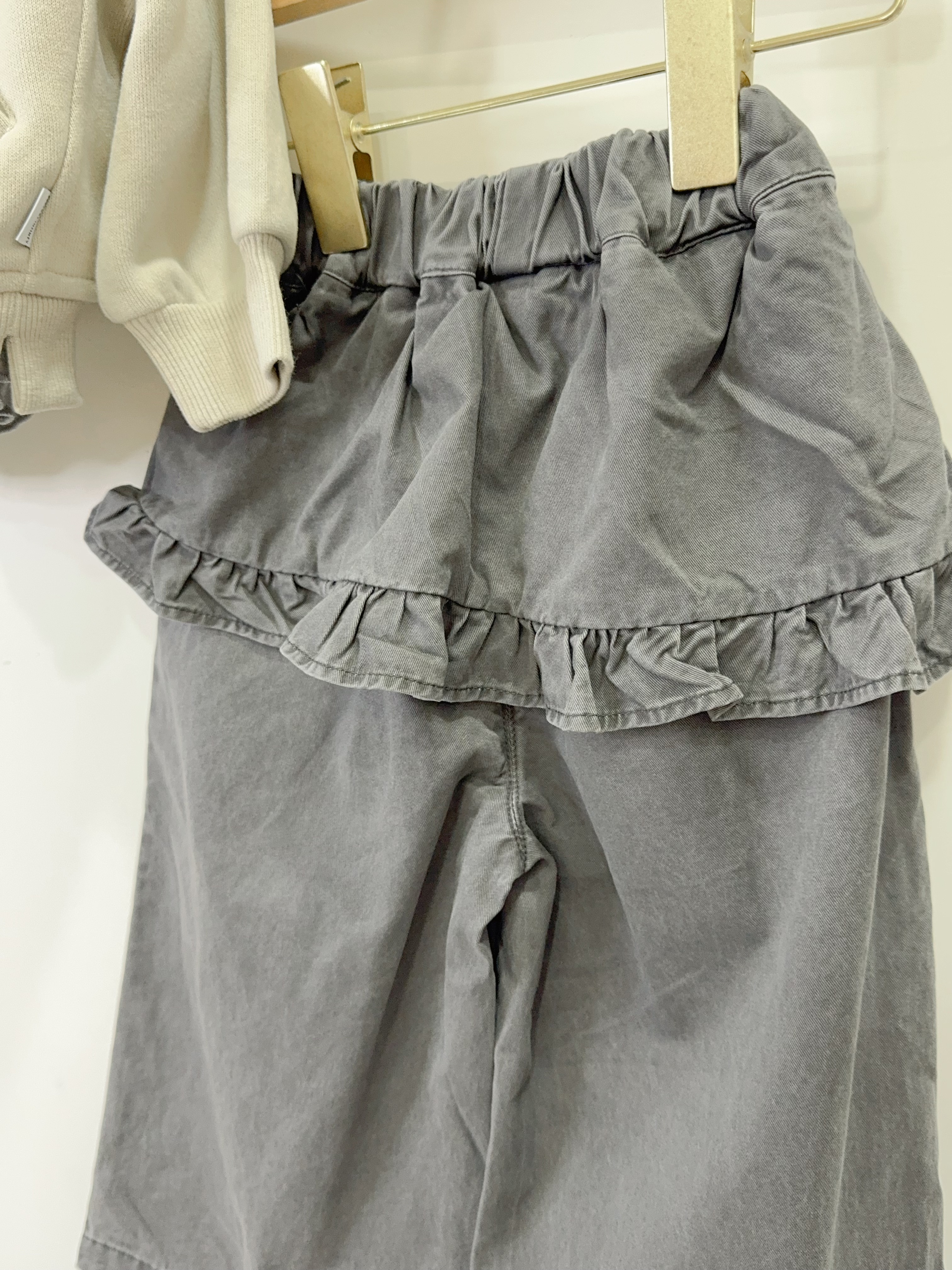 Q026荷葉邊灰褲裙c02