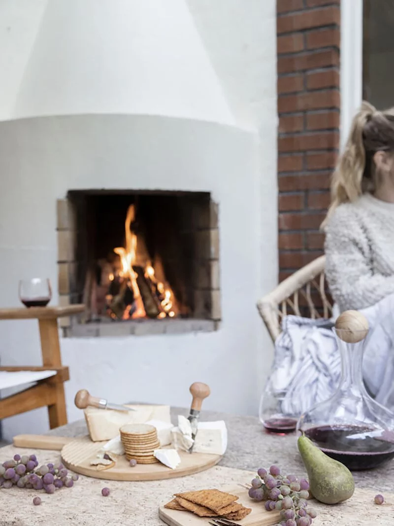 Sagaform-橡木手把起司甜點餐刀組,放在原木圓盤上,搭配起司及餅乾享用