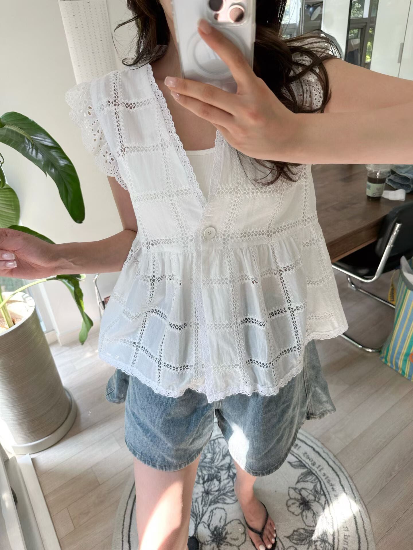 EM5017 重工格仔鏤空V領上衣