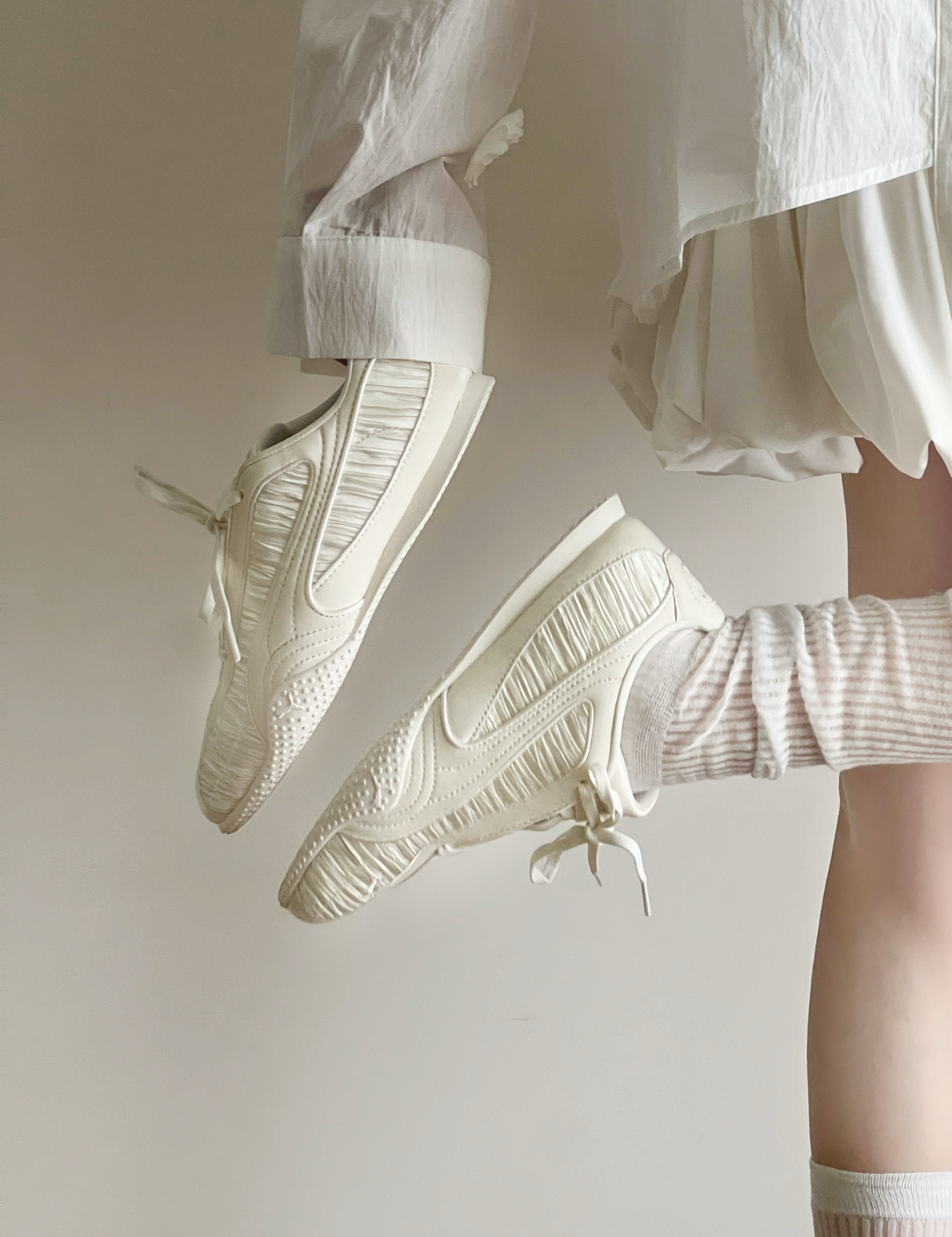 Puma Bella V2 Lustrous 奶白色 皺摺緞面 薄底鞋 德訓鞋 406092-01/預購