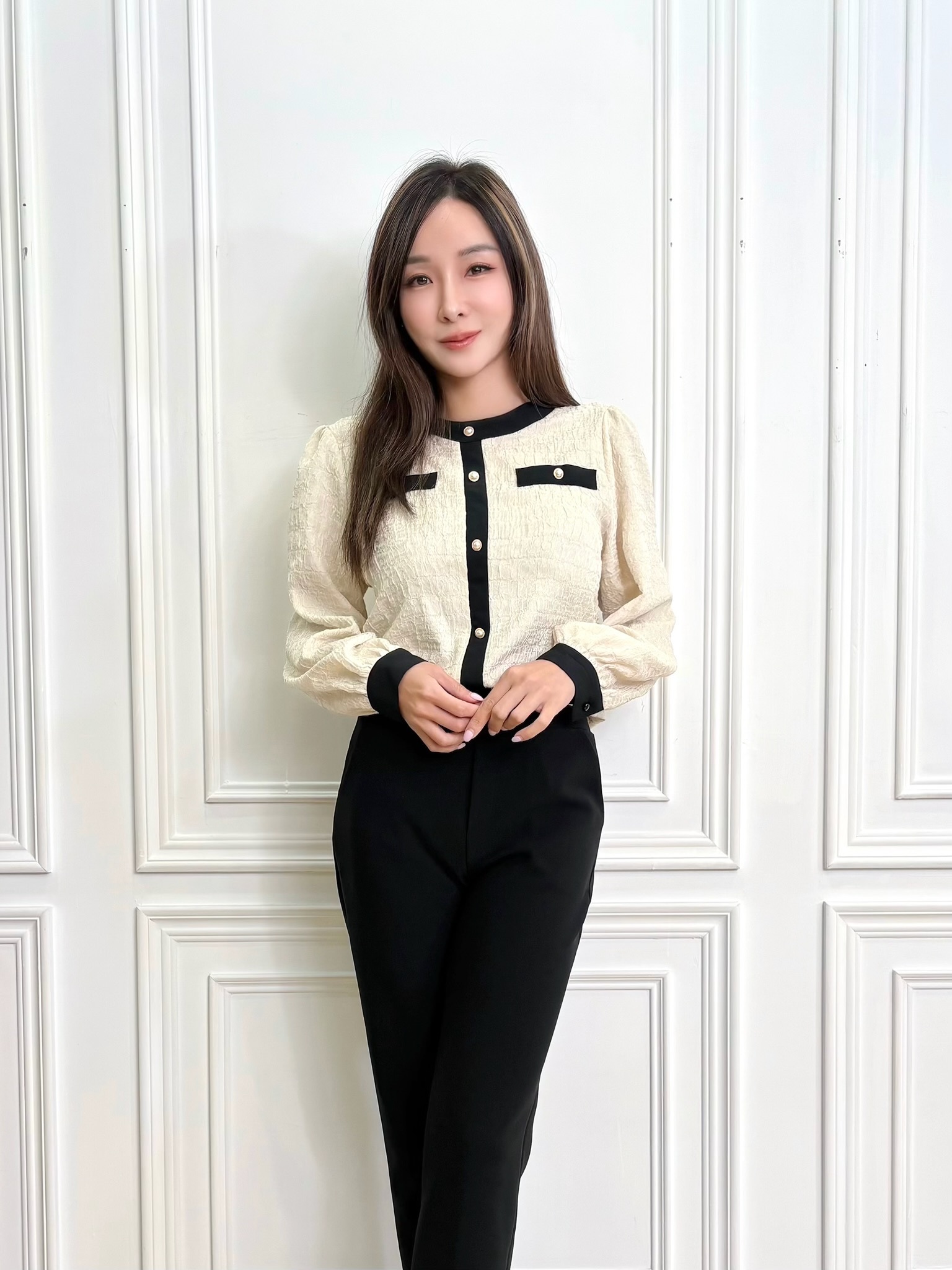 撞色滾邊壓紋珍珠釦上衣