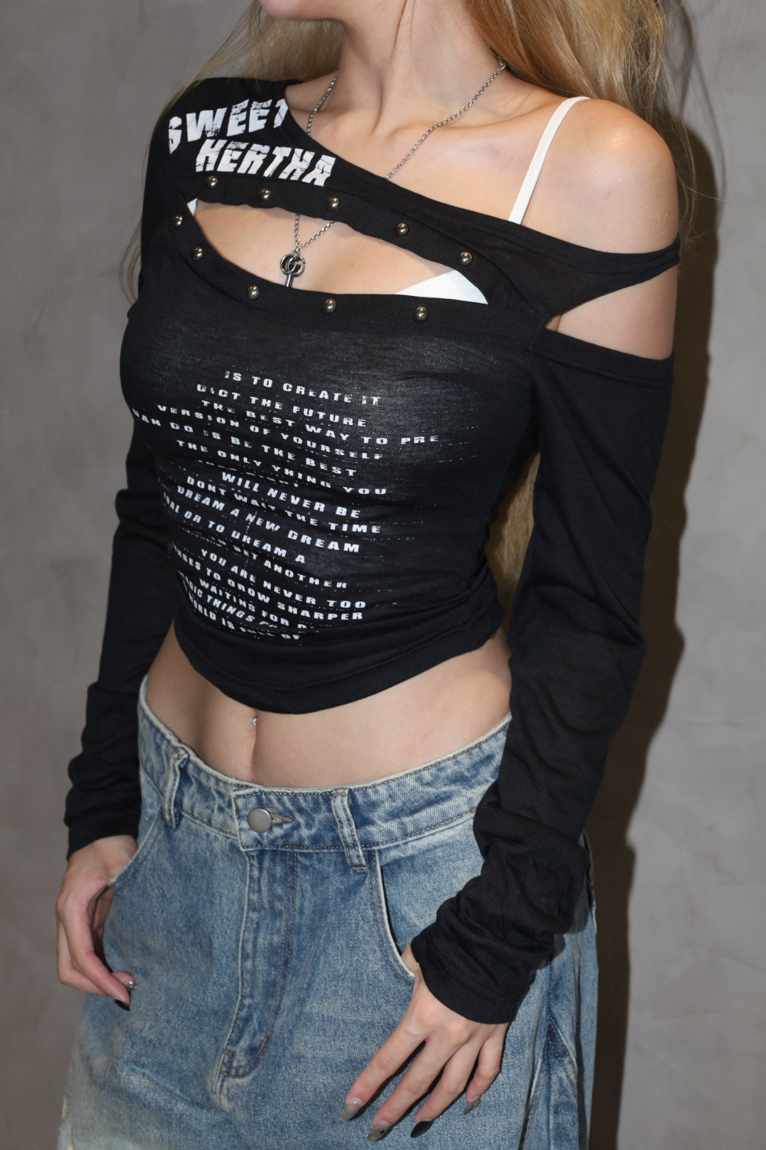 鉚釘簍空英文印花上衣