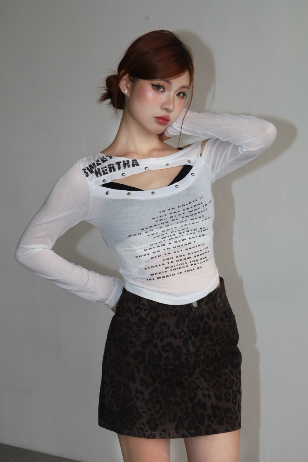 鉚釘簍空英文印花上衣