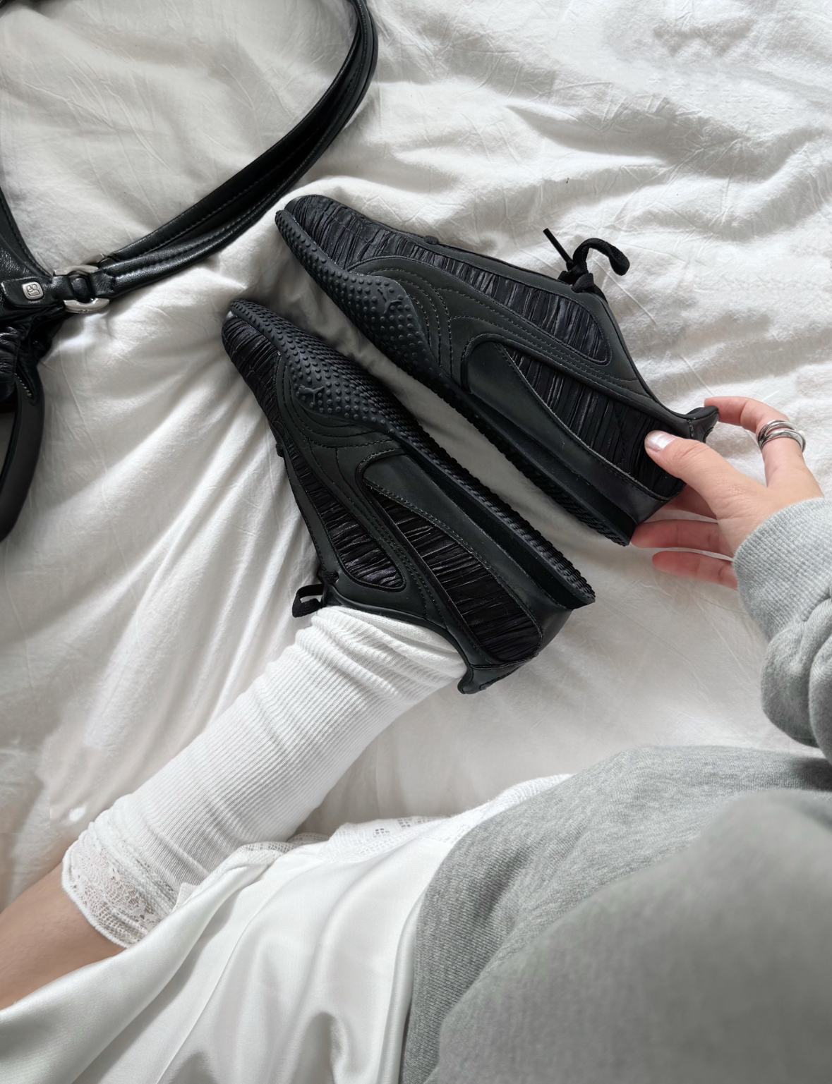 Puma Bella V2 Lustrous 碳黑色 皺摺緞面 薄底鞋 德訓鞋 406092-02/預購