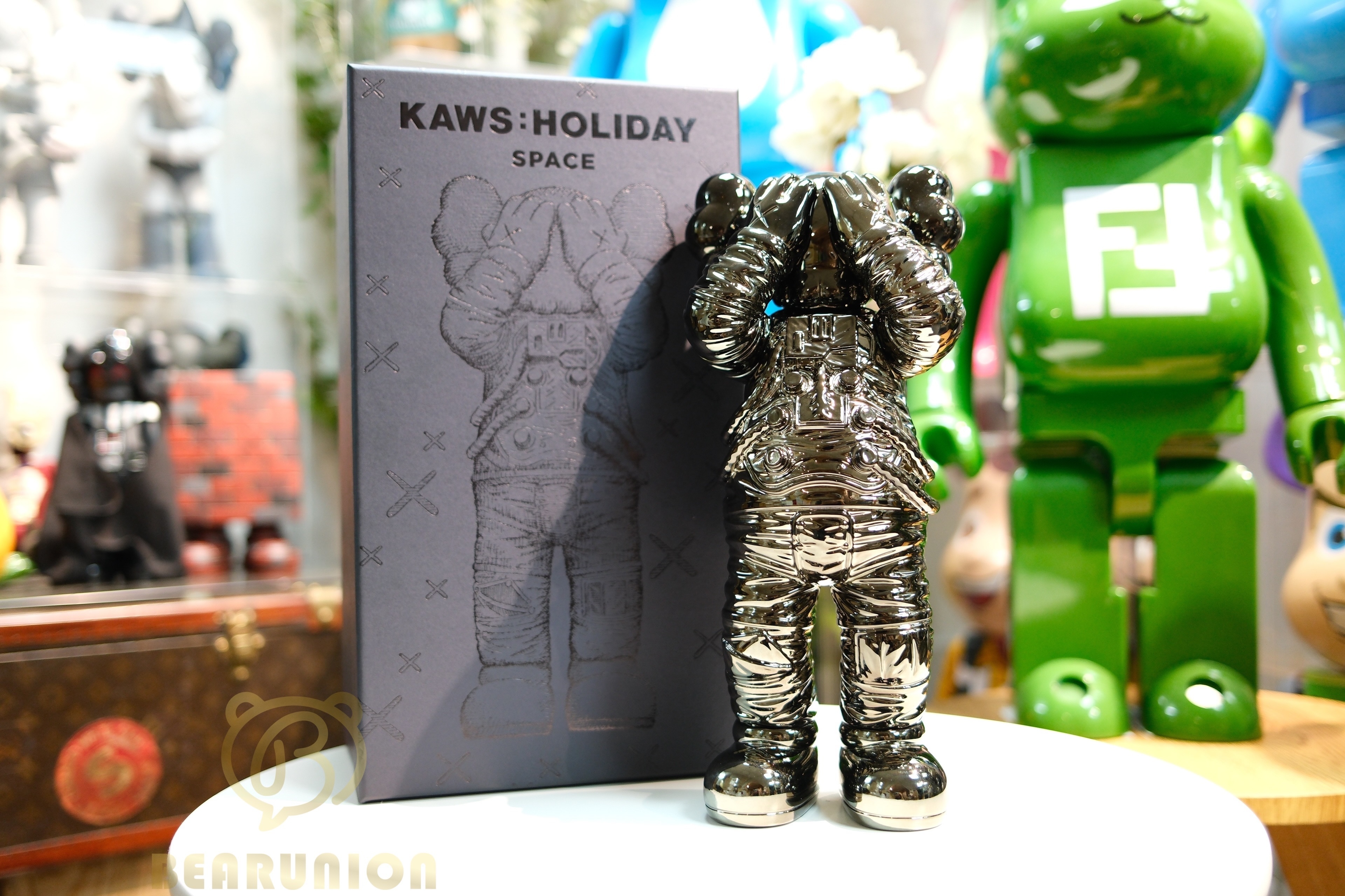 KAWS HOLIDAY SPACE BLACK カウズ　スペース KAWS, Holiday Space (Black), 2020 | Art Code Space
