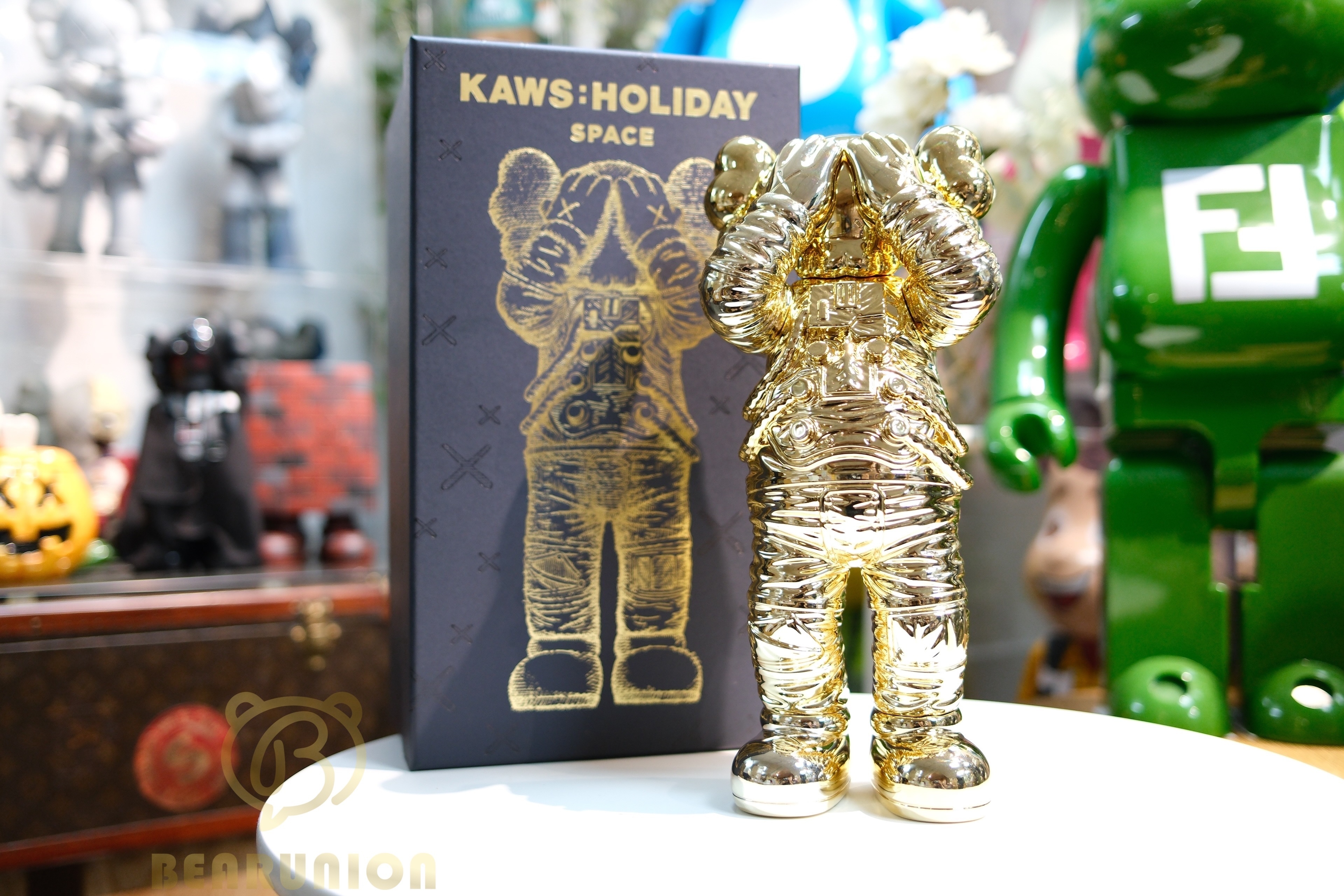 🥇現貨🥇KAWS Holiday Space Figure Gold