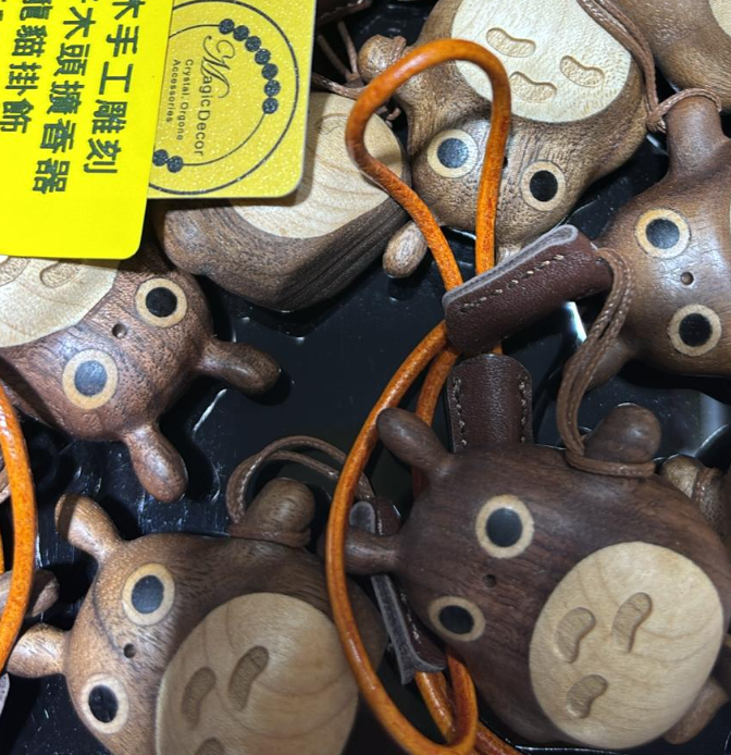 250925 - A40 檀木手工雕刻龍貓掛飾1件