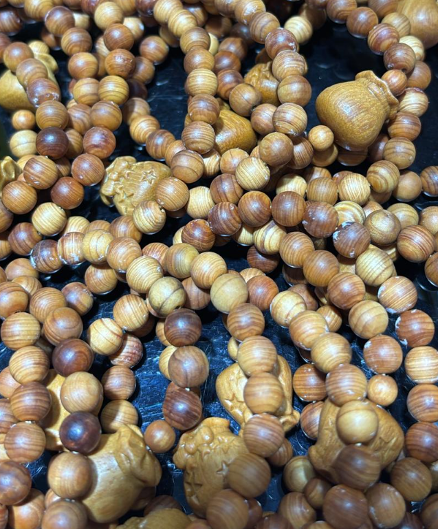 250925 - A43 8mm+高油崖柏木錢袋雕刻手串