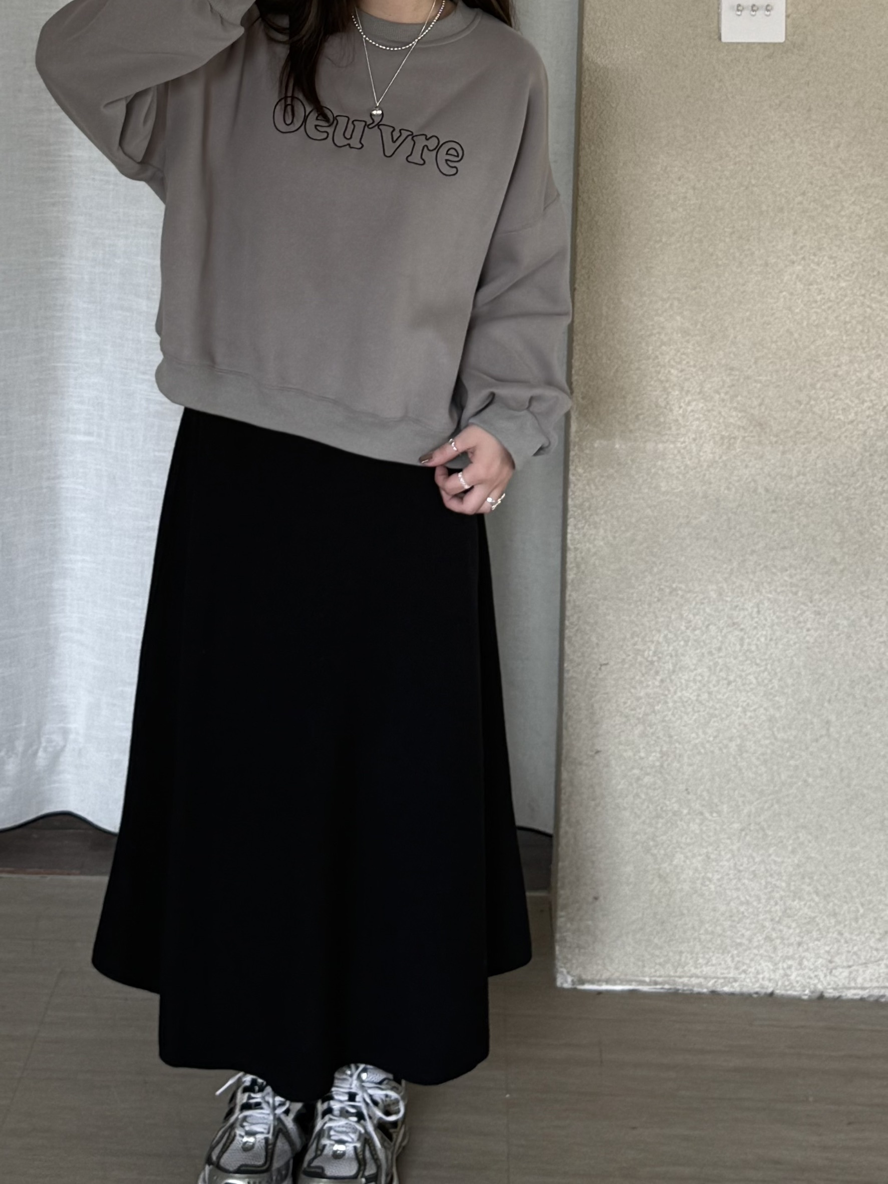 空心英文刺繡短版大學Ｔ