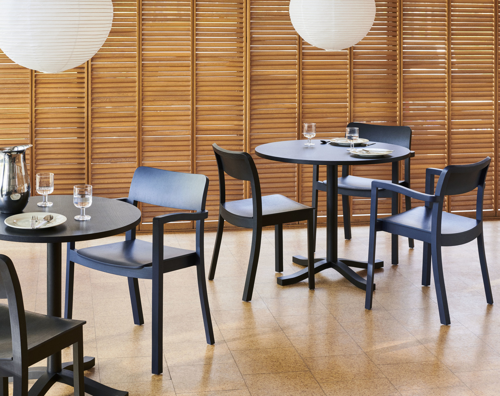 HAY Pastis 餐酒館餐桌