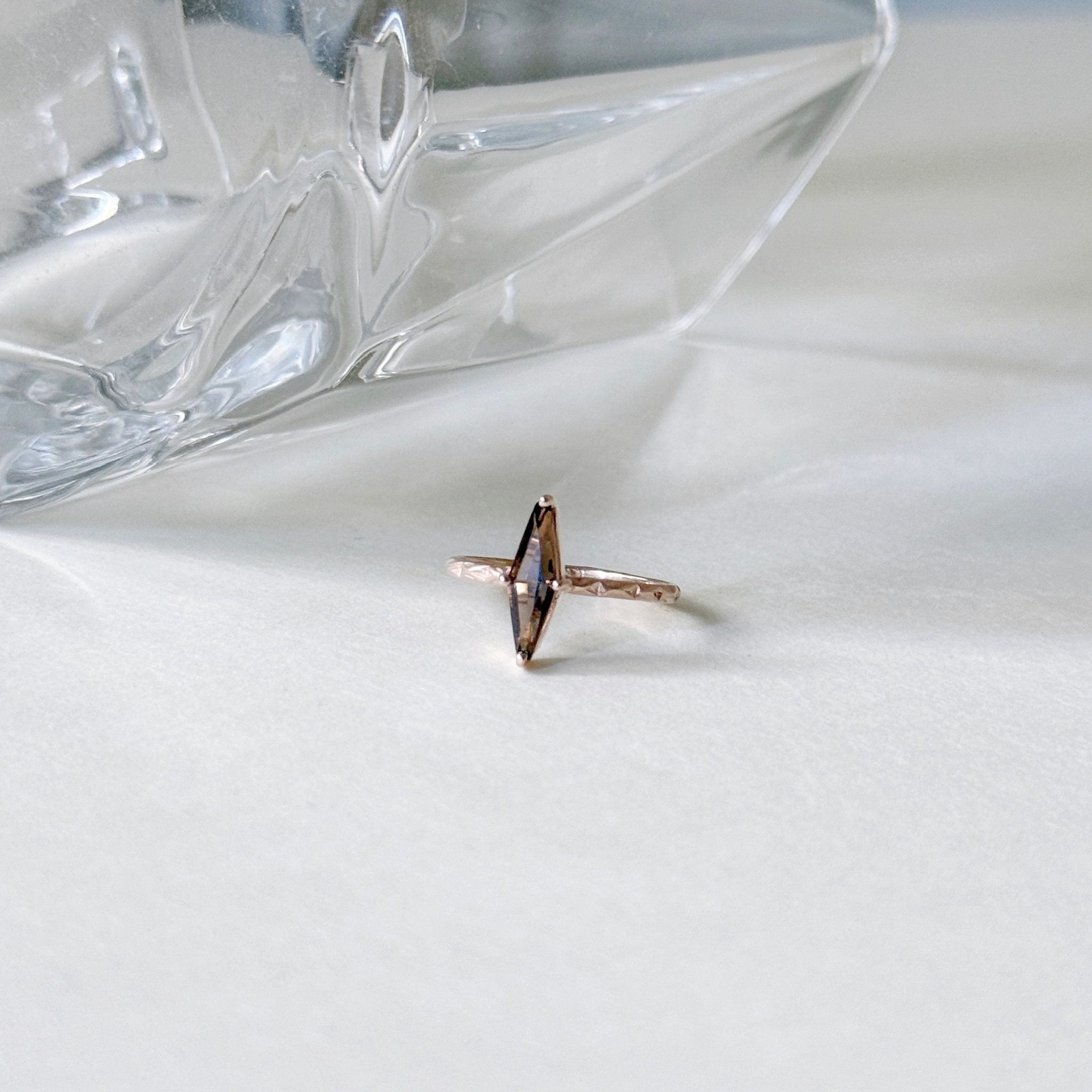 Narrow菱形茶水晶戒指