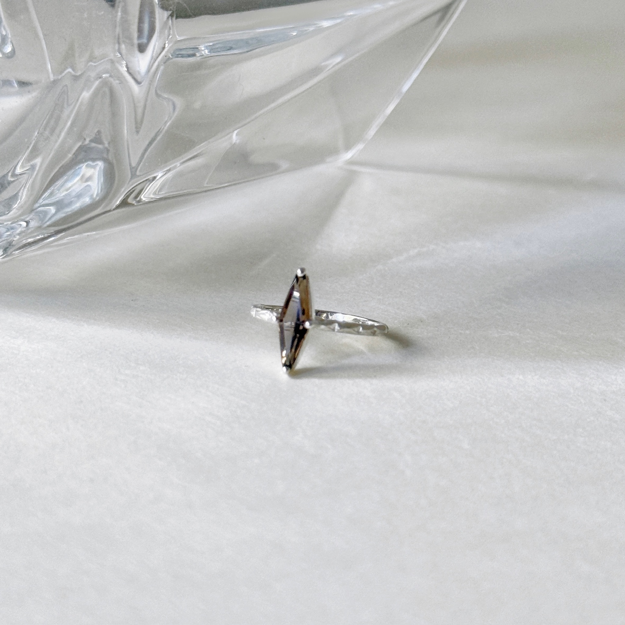 Narrow菱形茶水晶戒指