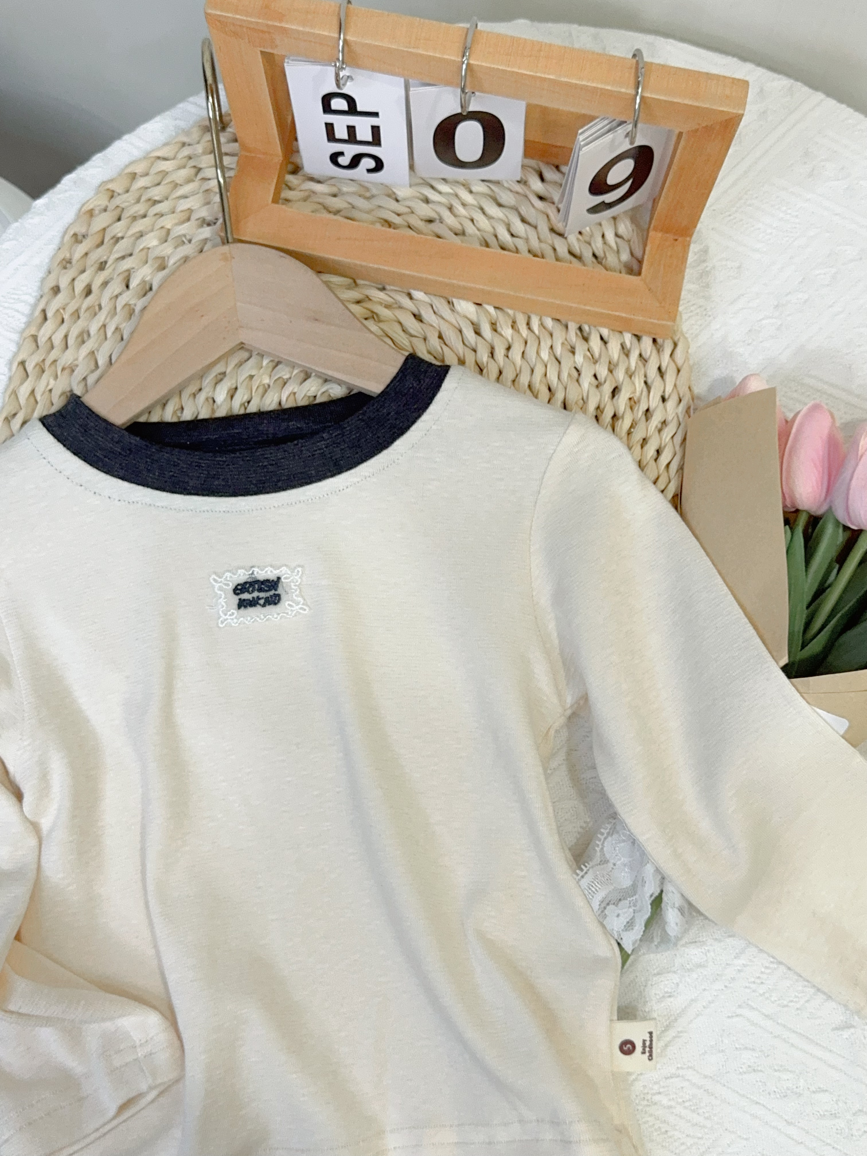 8185蕾絲標撞色上衣c08