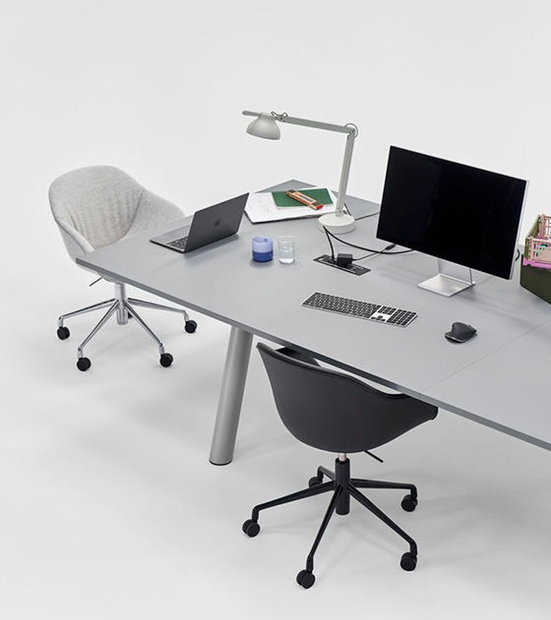 Boa Table 與 AAC 153 Chair：HAY Boa Table 搭配 HAY AAC 153 Chair（Hallingdal 110 布料，氣壓升降，鍍鉻五爪底座）
