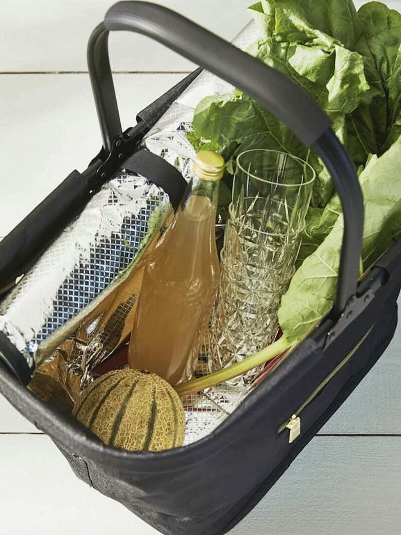 Sagaform-野餐保冷提籃,拉開後能把上層的布蓋捲起並固定,方便取用物品