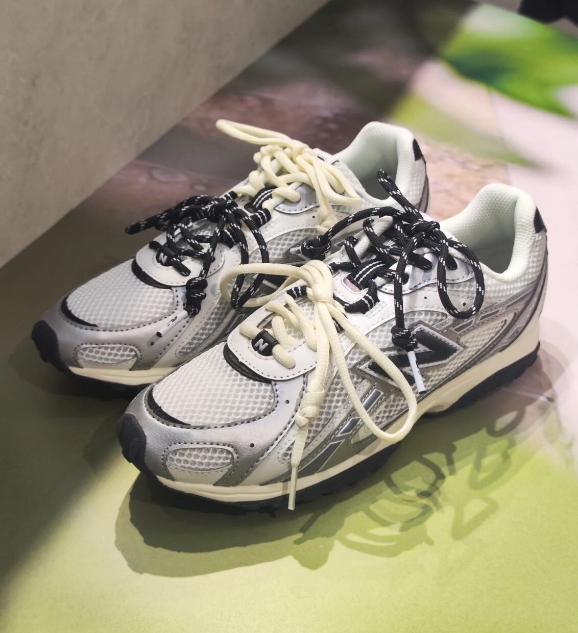 張員瑛著用款 NEW BALANCE 休閒鞋 NB 204L 金屬白黑 復古 經典 男女 U204LSWD