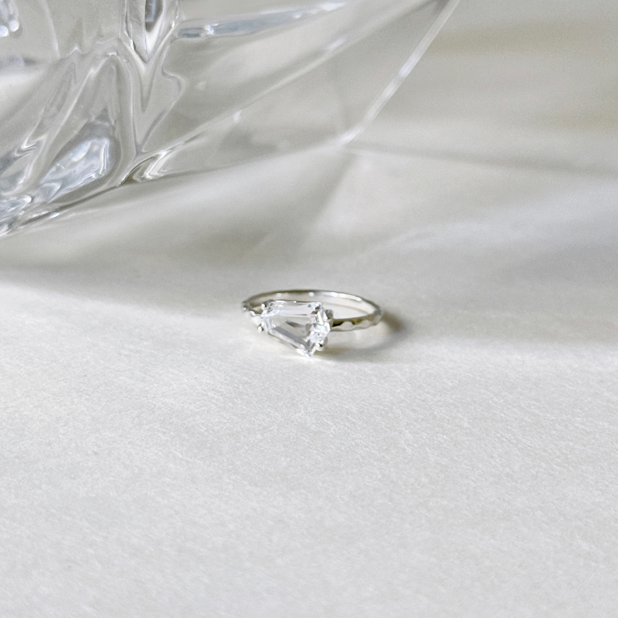 Fancy梯形白水晶戒指