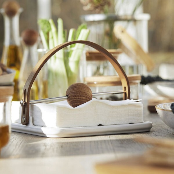 Sagaform-橡木餐巾紙鎮,炻器材質以及橡木球的重量發揮紙鎮功能性,設計概念完美呈現