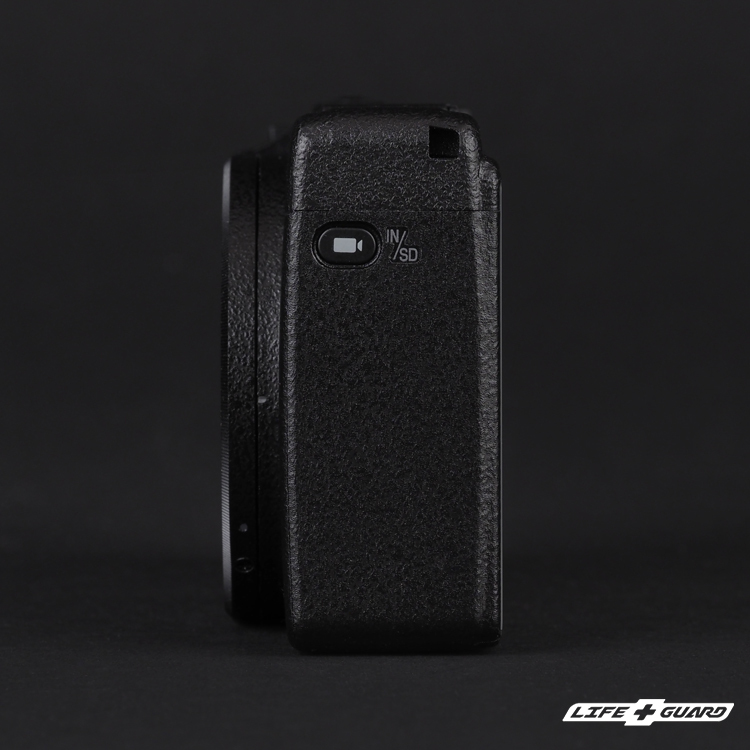 LIFE+GUARD 相機貼膜側面安裝示意，適用 RICOH GR IV GR4