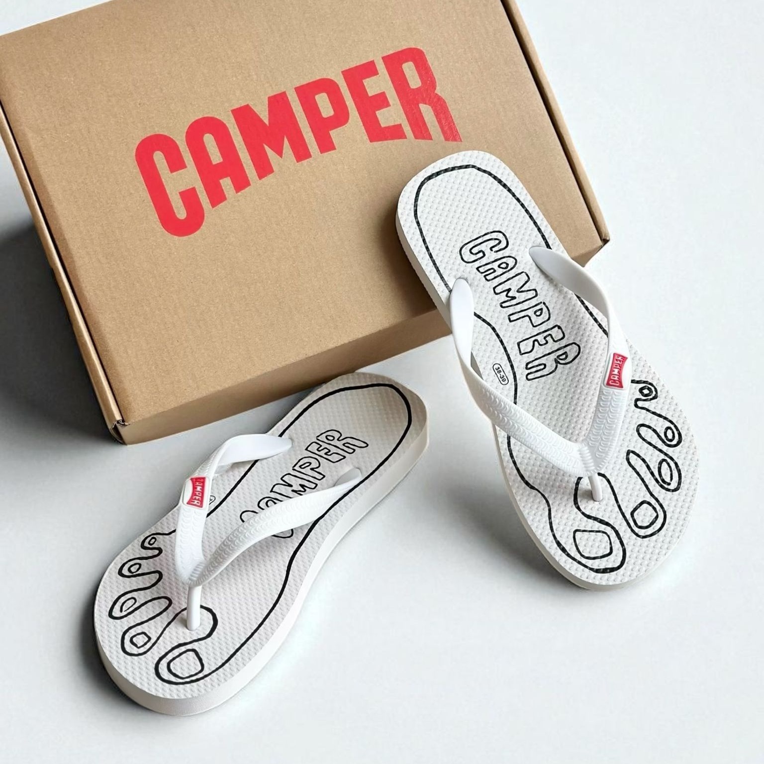 Camper看步情侶人字拖
