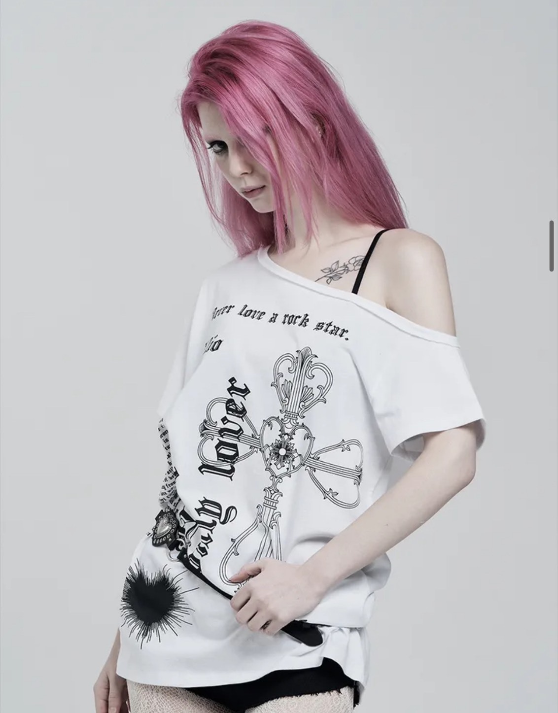 【代購】illio BLACK LOVER ONE SHOULDER T-SHIRTS 十字愛心斜肩上衣 斜肩 愛心 平口 剪裁 酷辣 辣妹 黑白