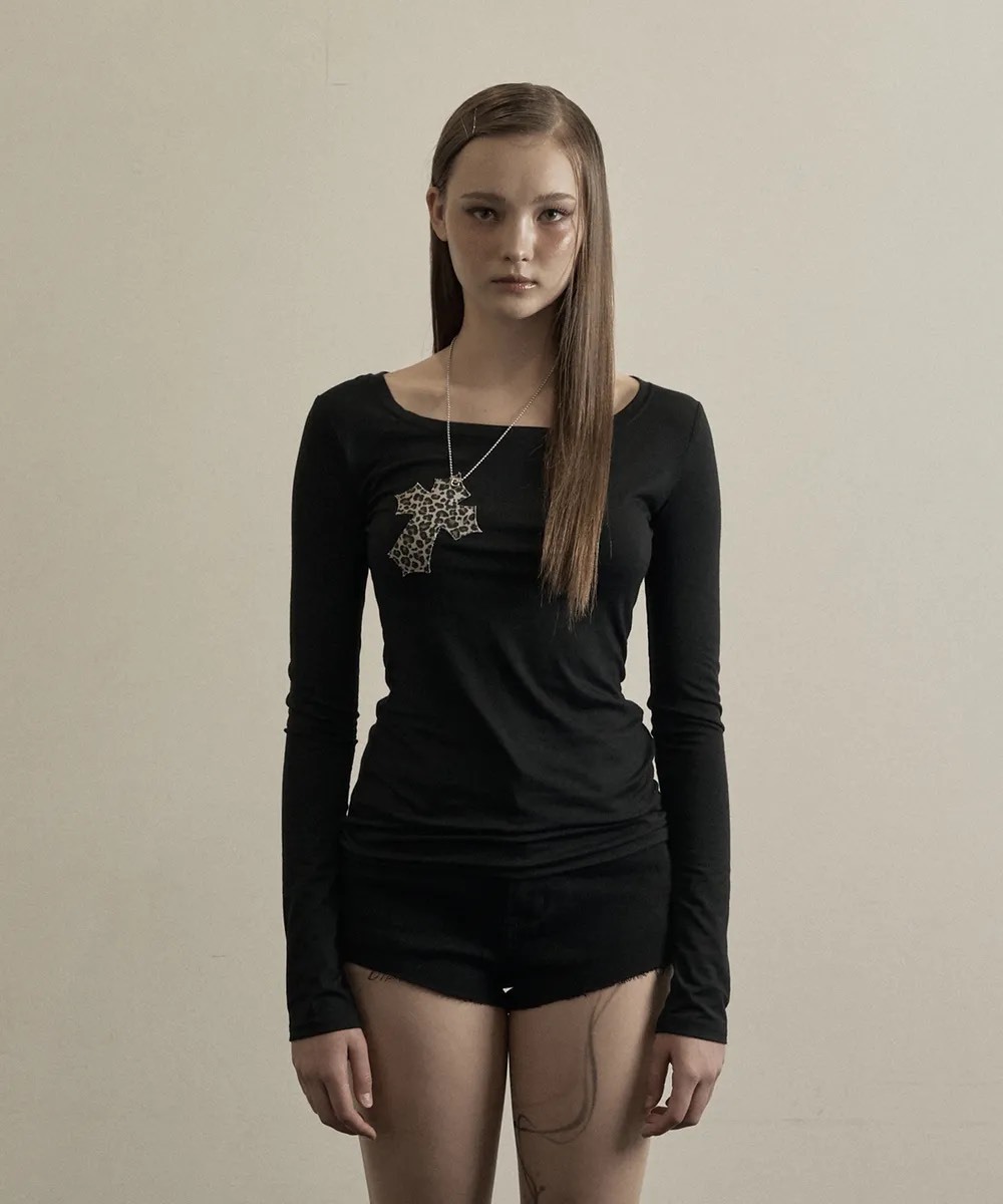 【代購】illio leopard cross necklace top 十字豹紋掛鏈長袖 修身 合身 素色 甜酷辣妹 小眾 豹紋 十字架 掛鏈