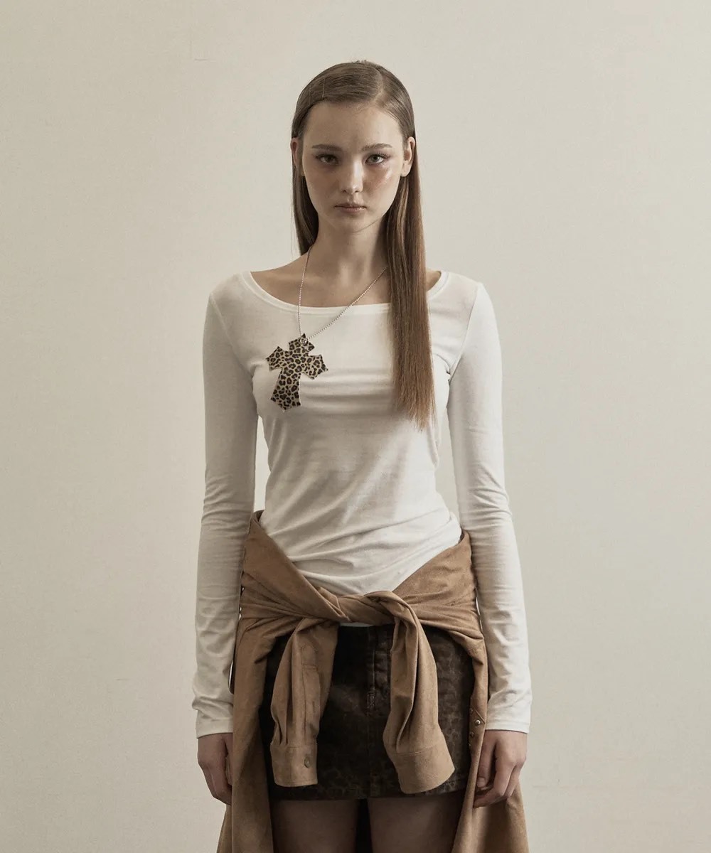 【代購】illio leopard cross necklace top 十字豹紋掛鏈長袖 修身 合身 素色 甜酷辣妹 小眾 豹紋 十字架 掛鏈