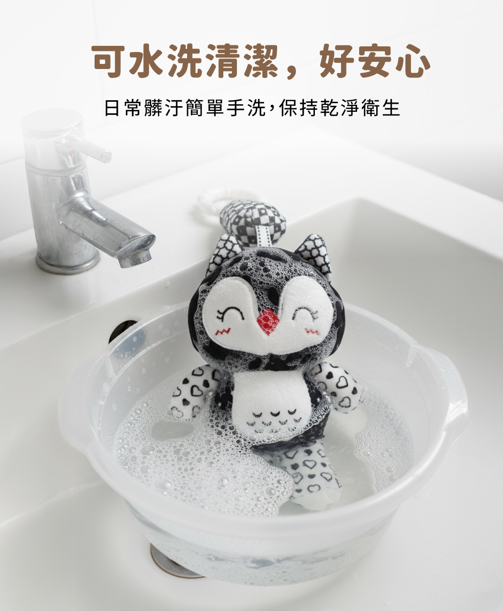 黑白貓頭鷹造型吊掛風鈴放在水盆中清洗,保持乾淨衛生